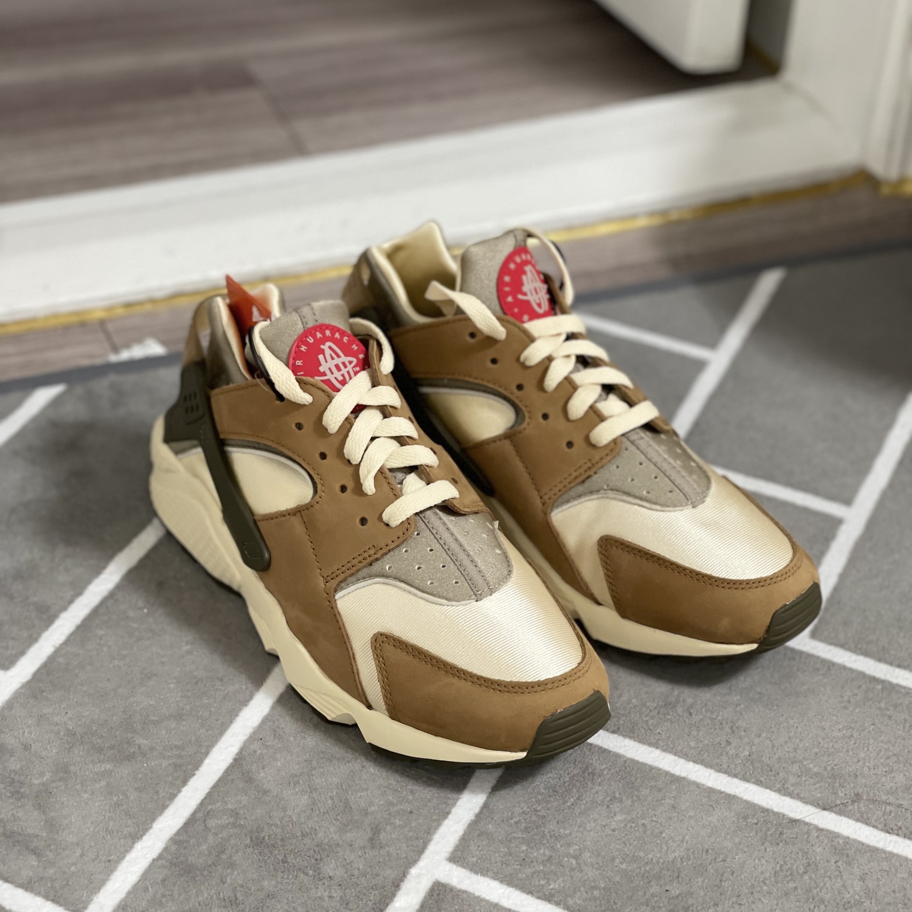 Nike x Stussy Air Huarache LE Desert Oak 착용 스타일