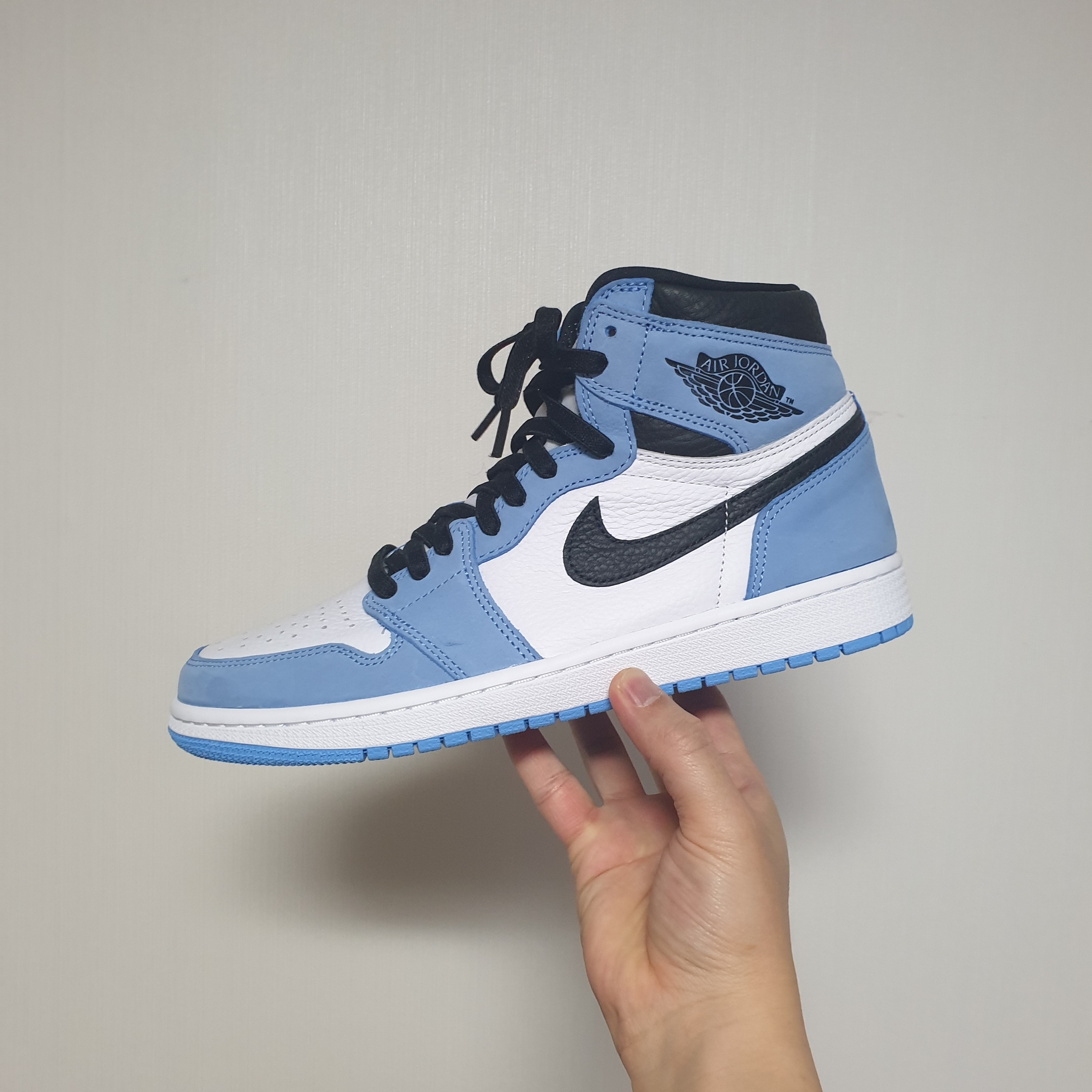 Jordan 1 Retro High OG University Blue 착용 스타일 - 2