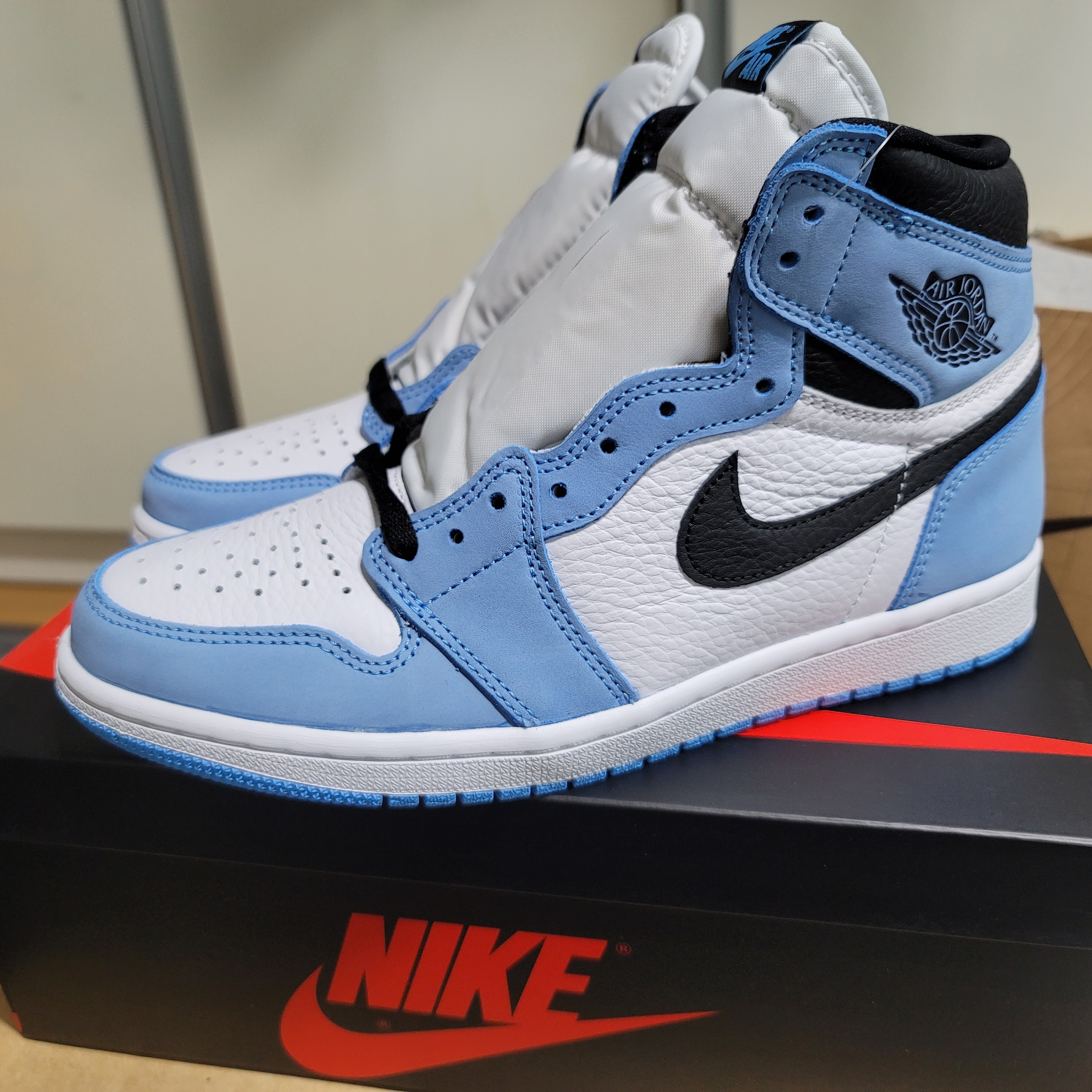 Jordan 1 Retro High OG University Blue 착용 스타일 - 1