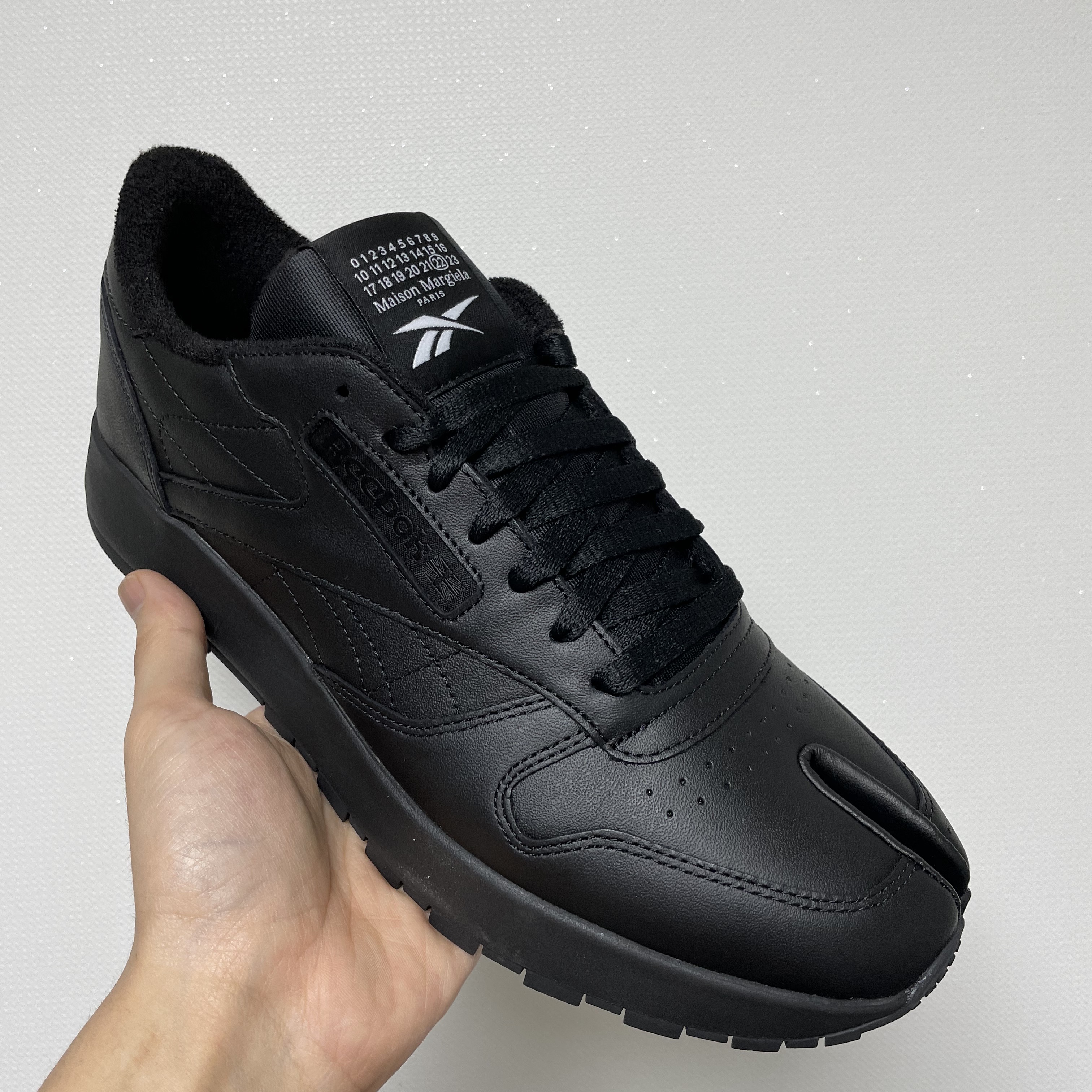 Reebok x Maison Margiela Classic Leather Tabi Shoes Black 착용 스타일 - 1