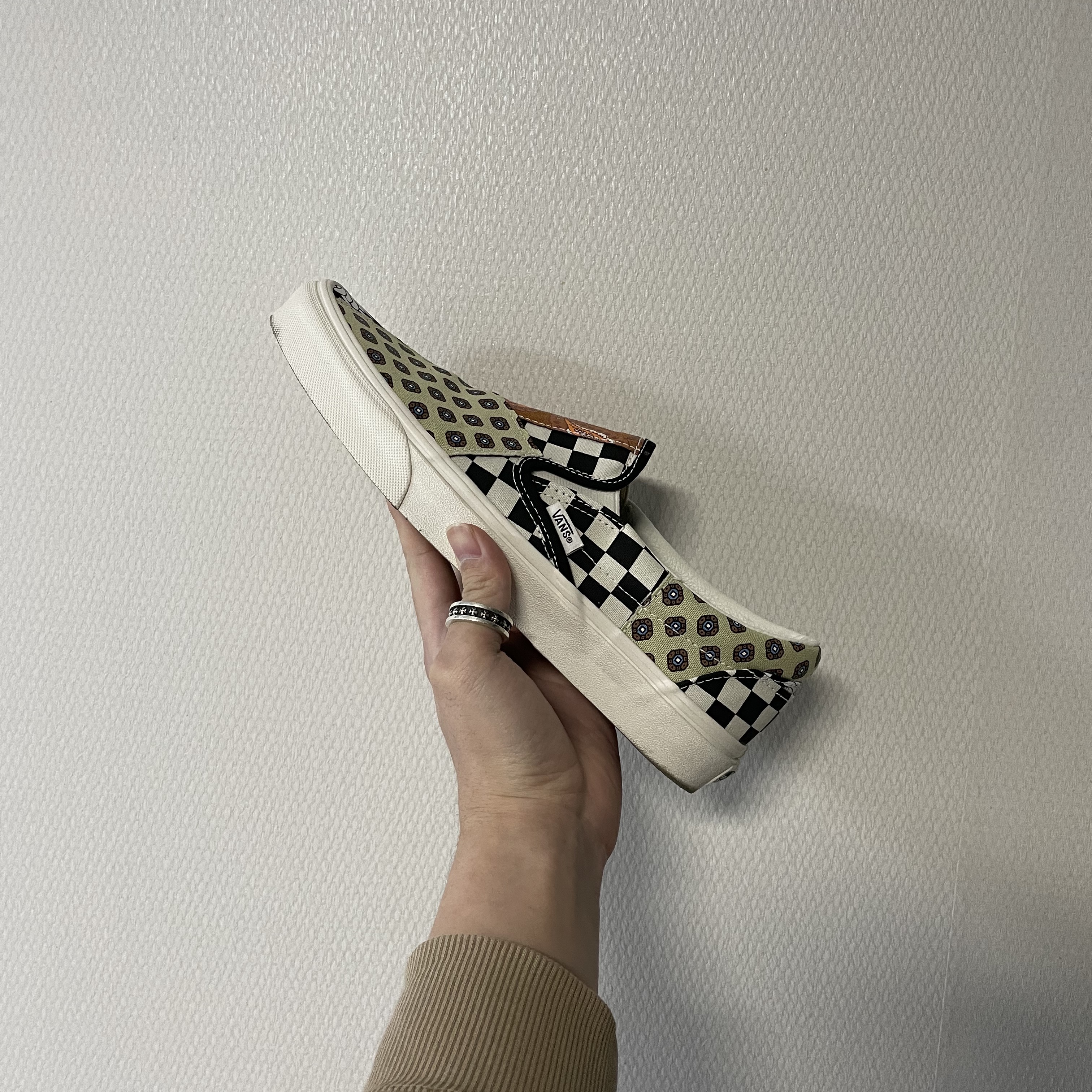 Vans Slip-On Tiger Patchwork 착용 스타일