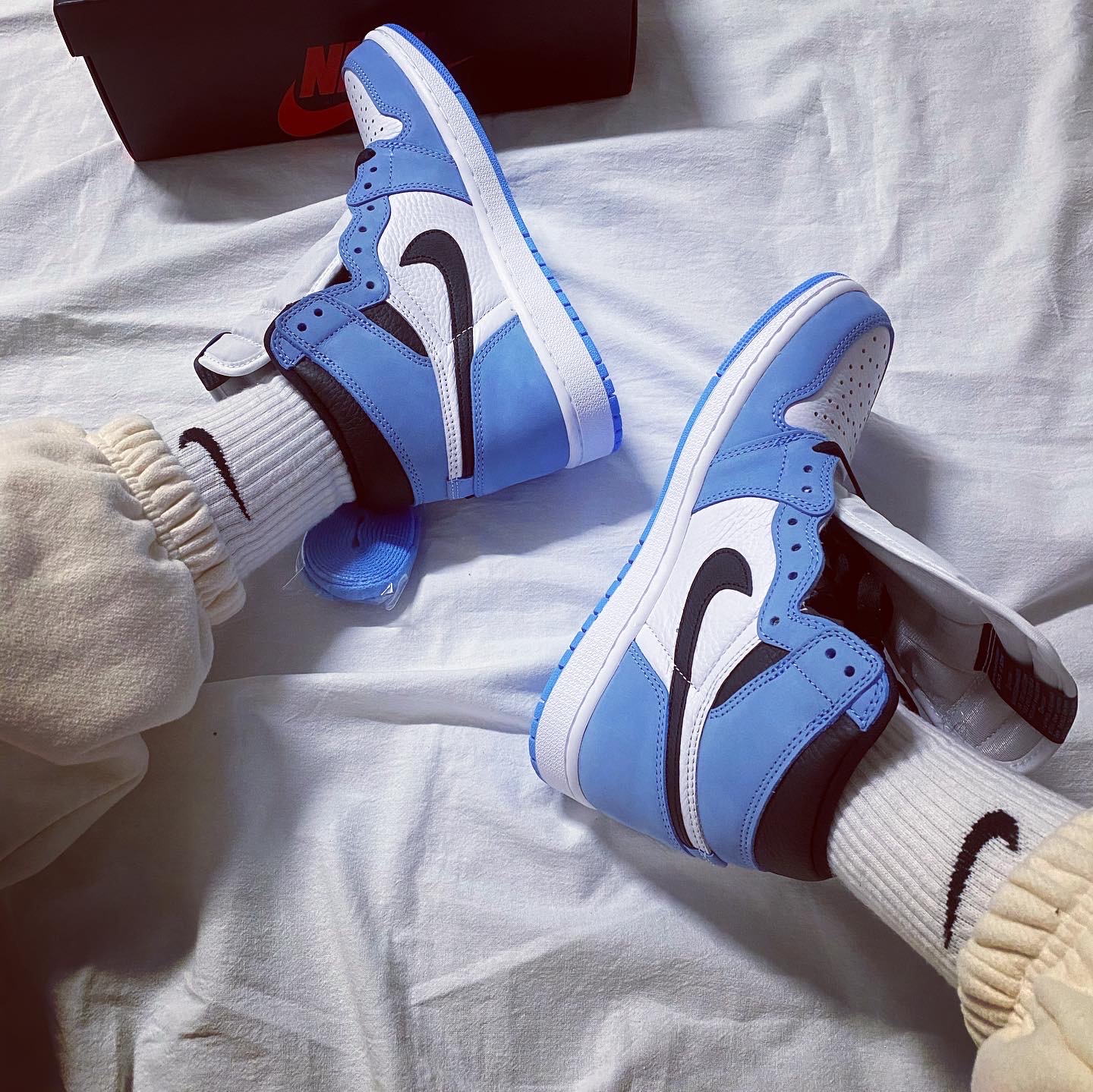Jordan 1 Retro High OG University Blue 착용 스타일 - 3