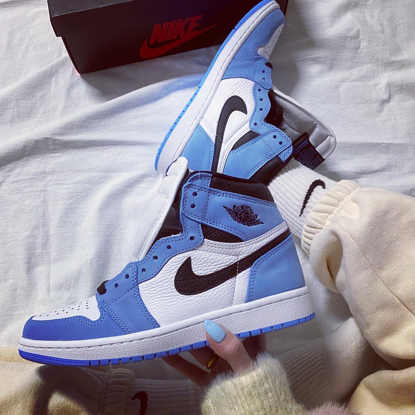 Jordan 1 Retro High OG University Blue 착용 스타일 - 1