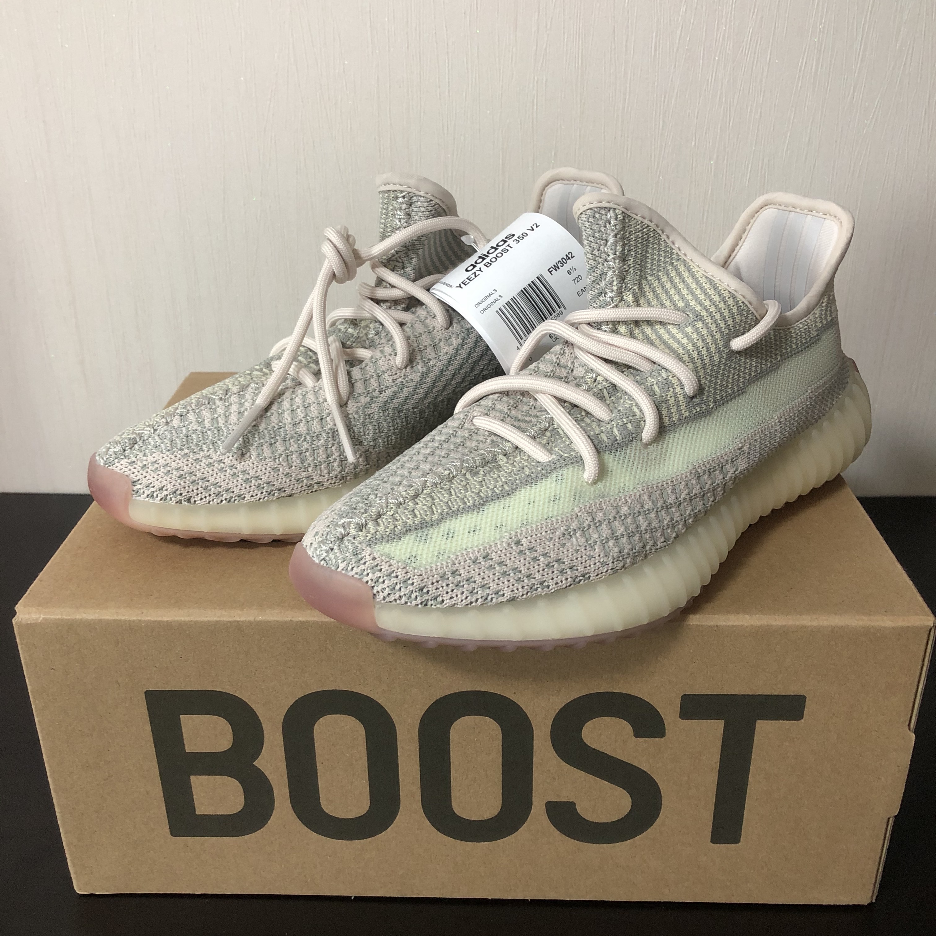Adidas Yeezy Boost 350 V2 Citrin - Non-Reflective 착용 스타일