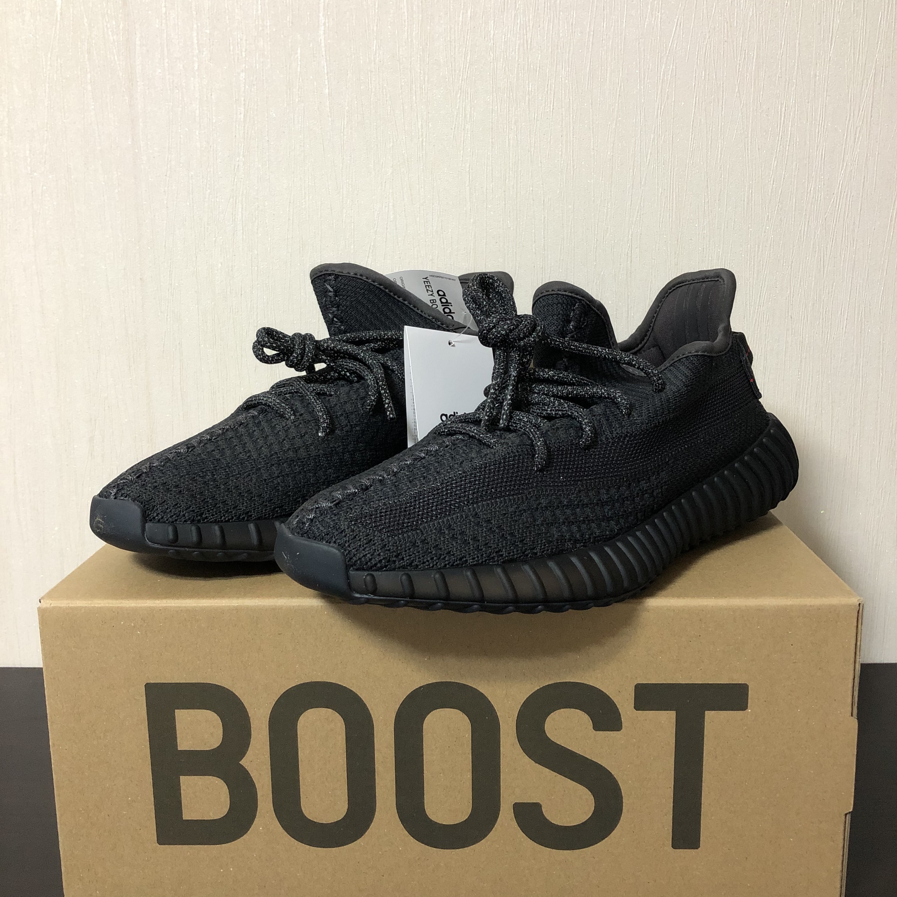 Adidas Yeezy Boost 350 V2 Black - Non-Reflective 착용 스타일