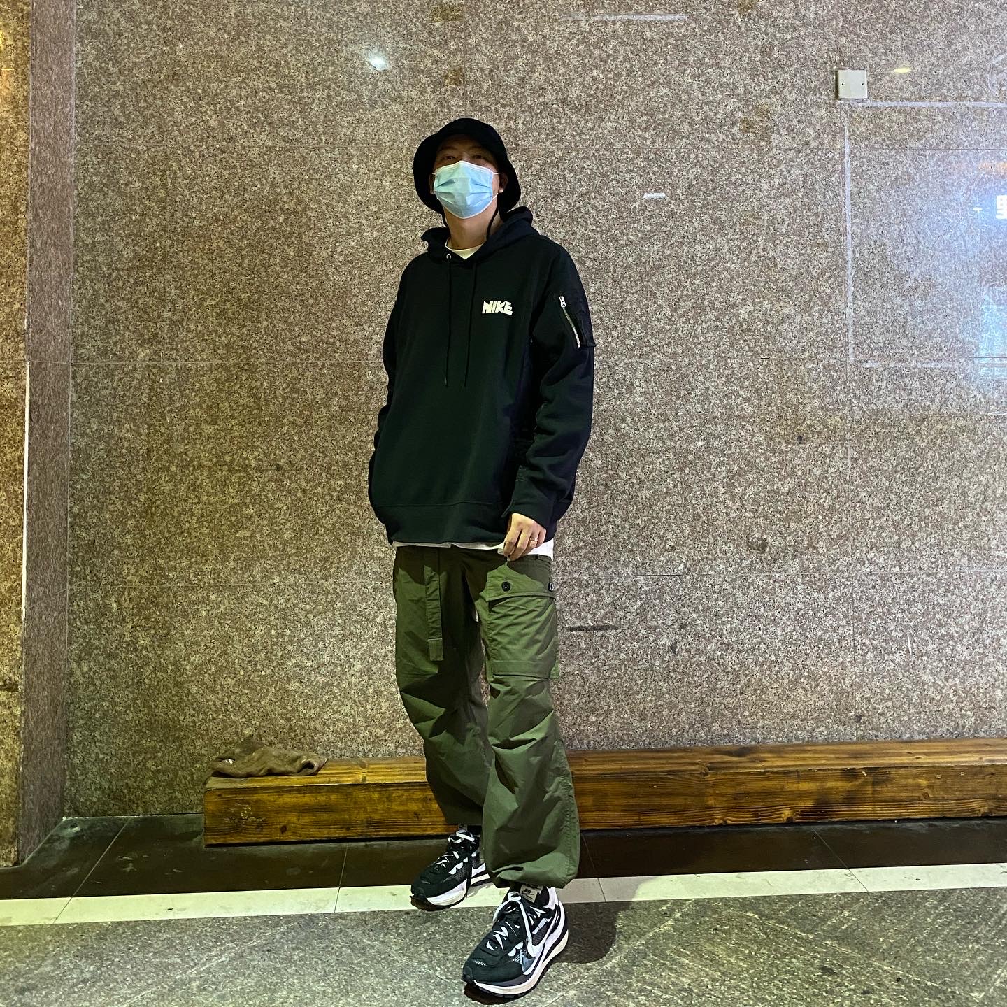 Supreme x Stone Island Corduroy Crusher Black - 20FW, Nike x Sacai NRG Hoodie Black 착용 스타일 - 1
