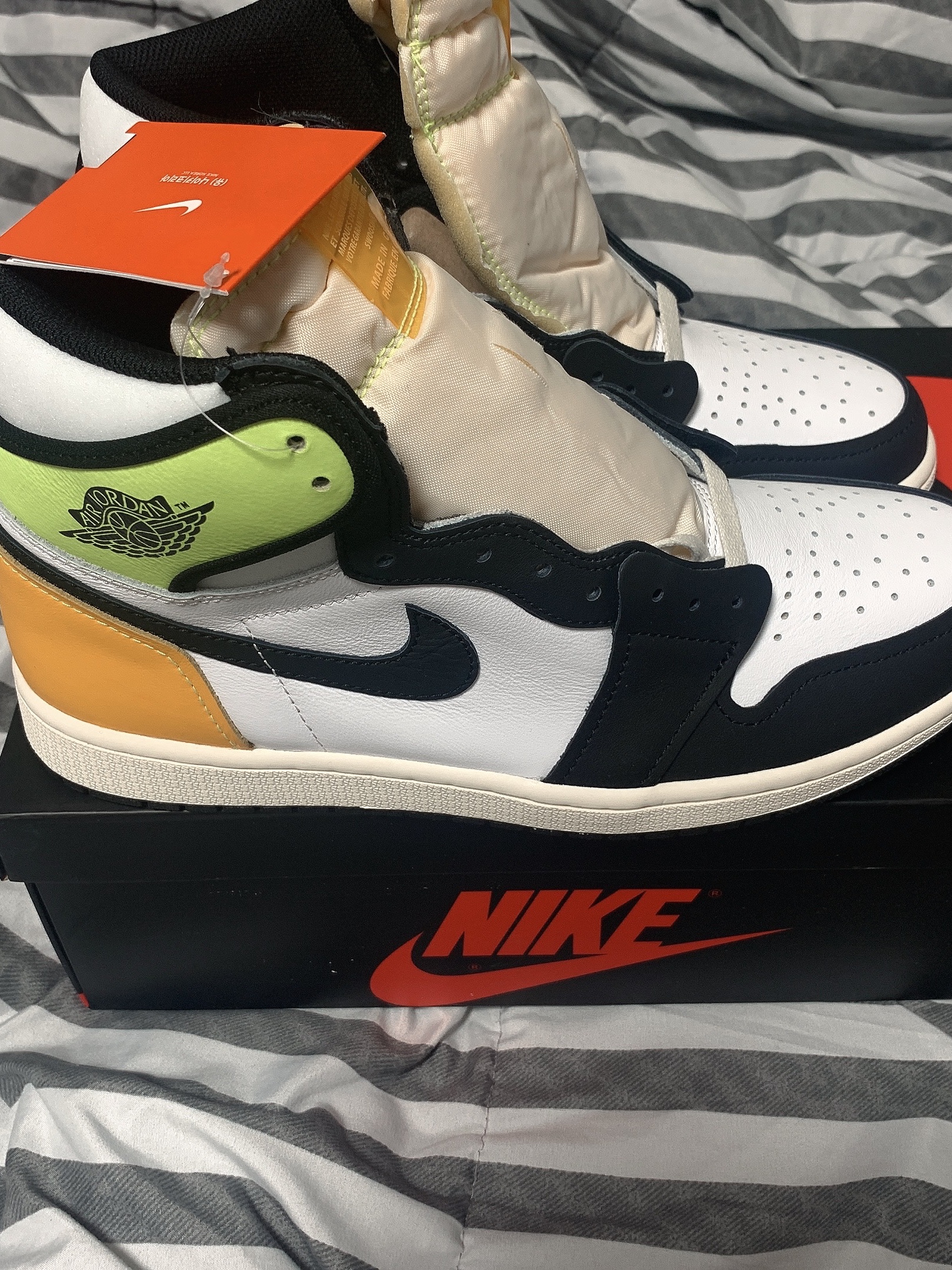 Jordan 1 Retro High OG Volt Gold 착용 스타일 - 2