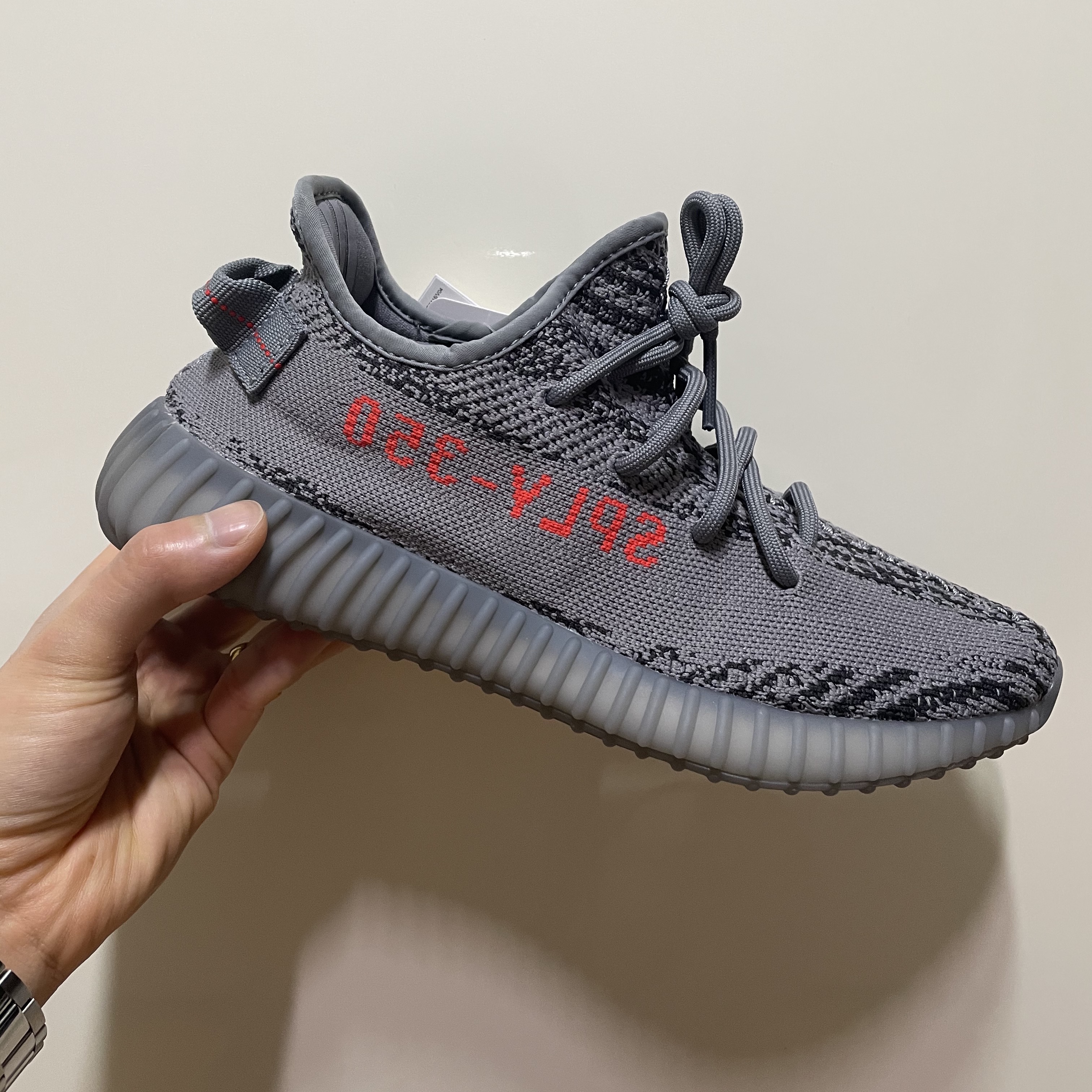 Adidas Yeezy Boost 350 V2 Beluga 2.0 착용 스타일