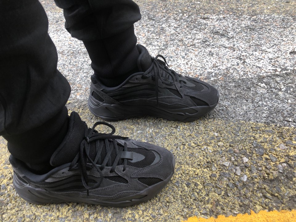 Adidas Yeezy Boost 700 V2 Vanta 2019 착용 스타일