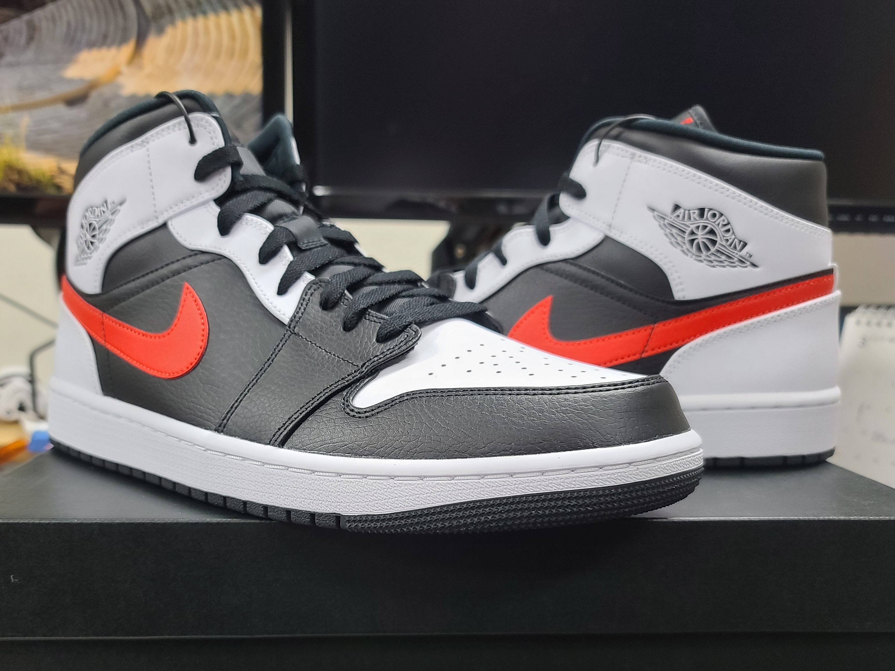 Jordan 1 Mid Black Chile Red 착용 스타일 - 2