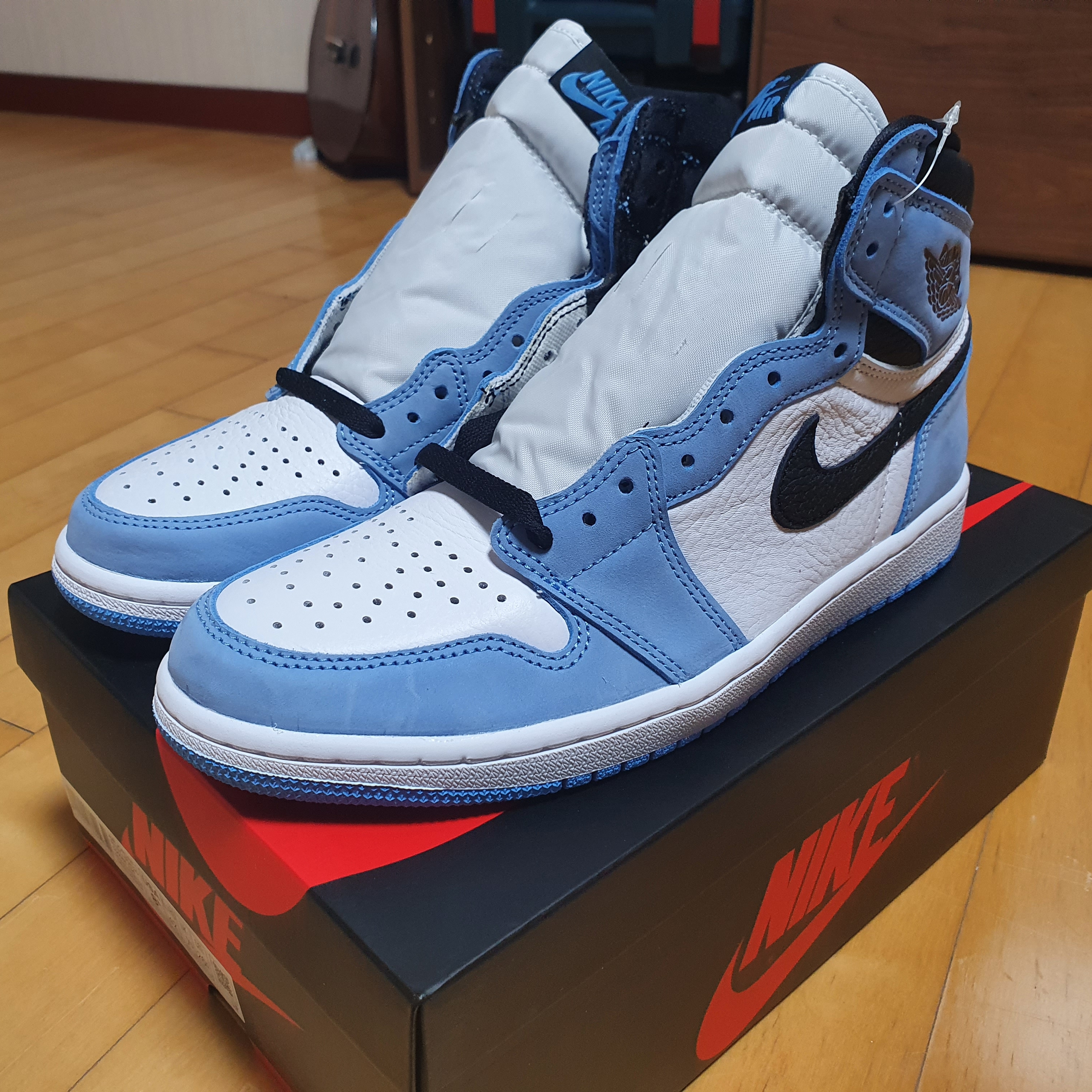 Jordan 1 Retro High OG University Blue 착용 스타일 - 1