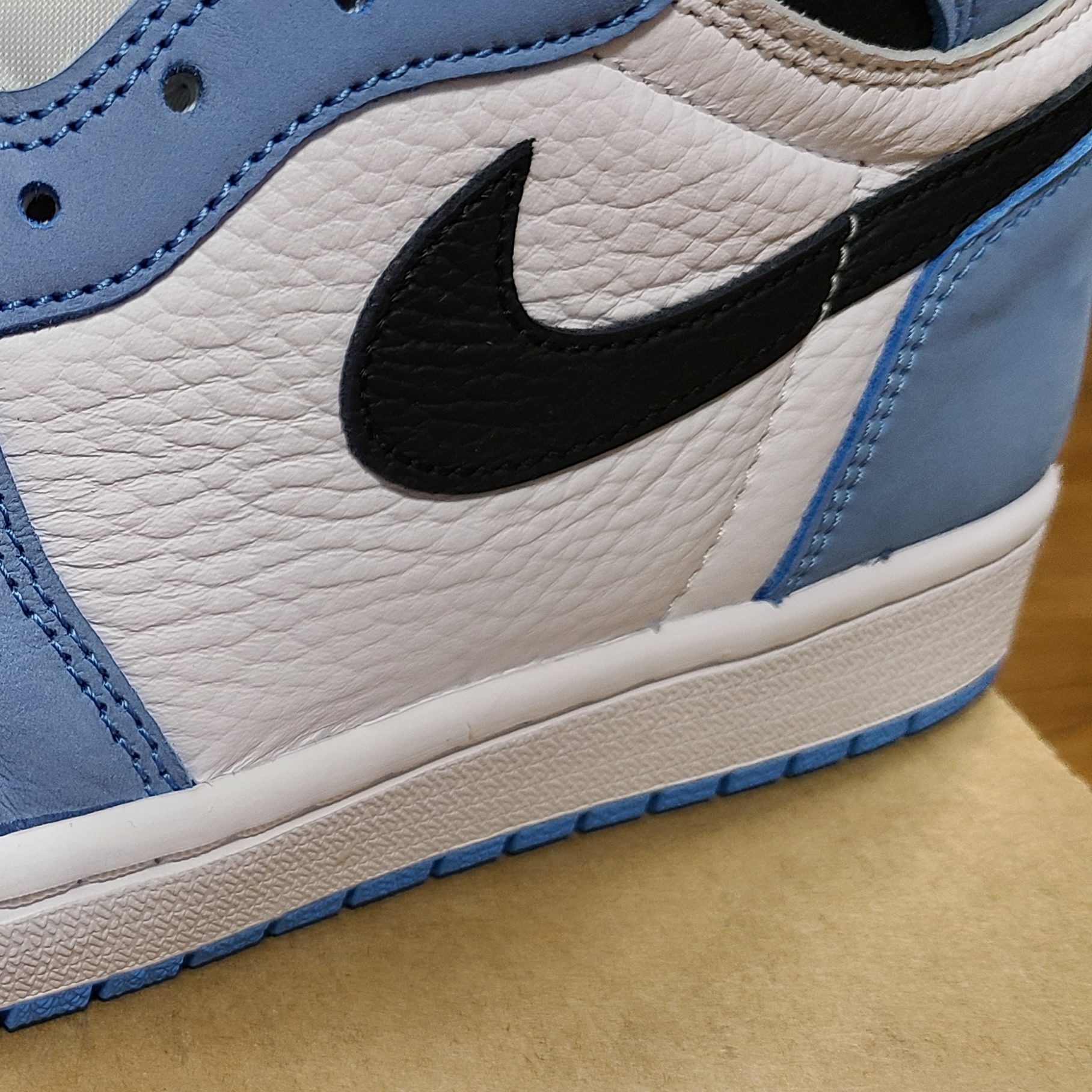 Jordan 1 Retro High OG University Blue 착용 스타일 - 3
