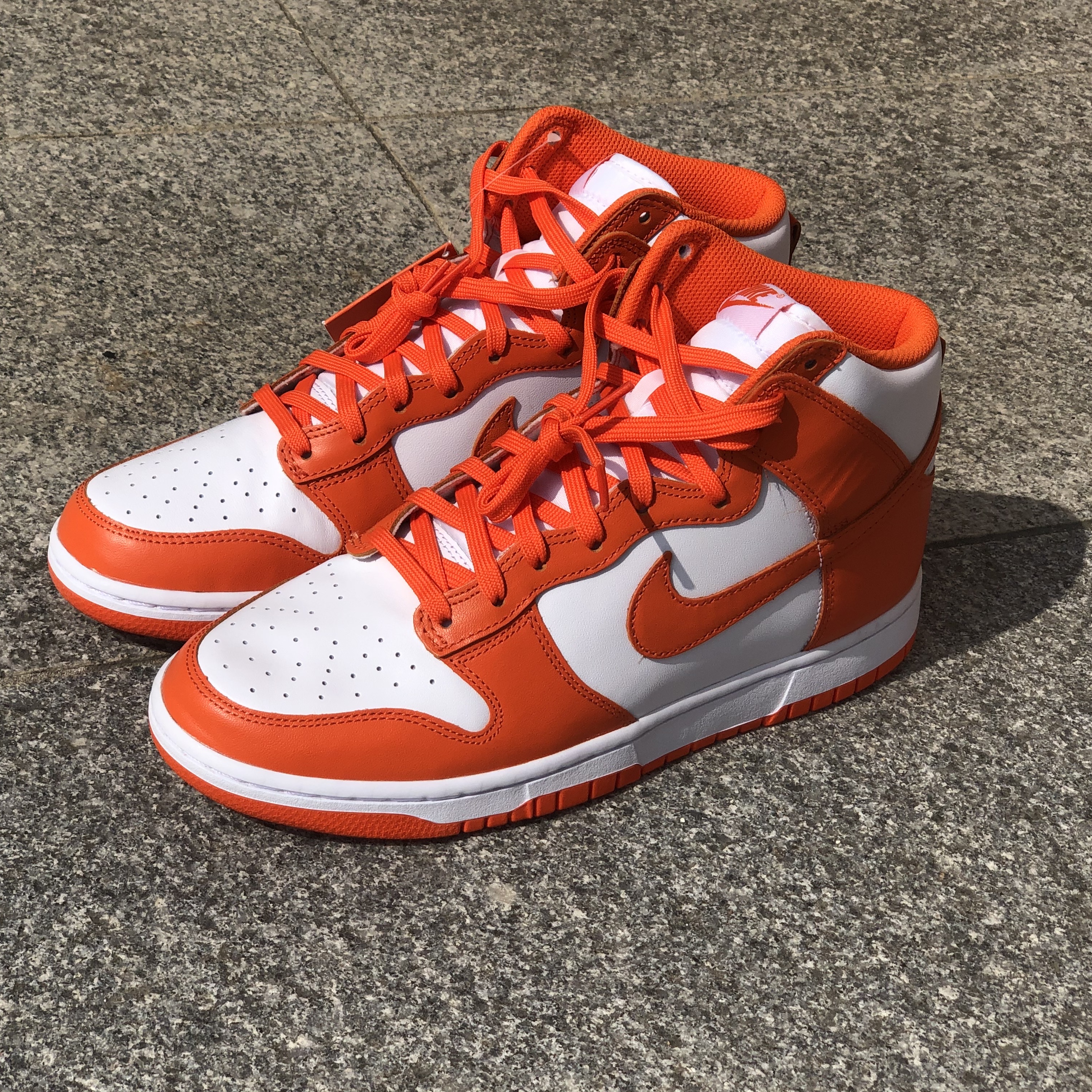 Nike Dunk High Retro Orange Blaze, Nike Air Force 1 B Silver Snake 착용 스타일 - 1