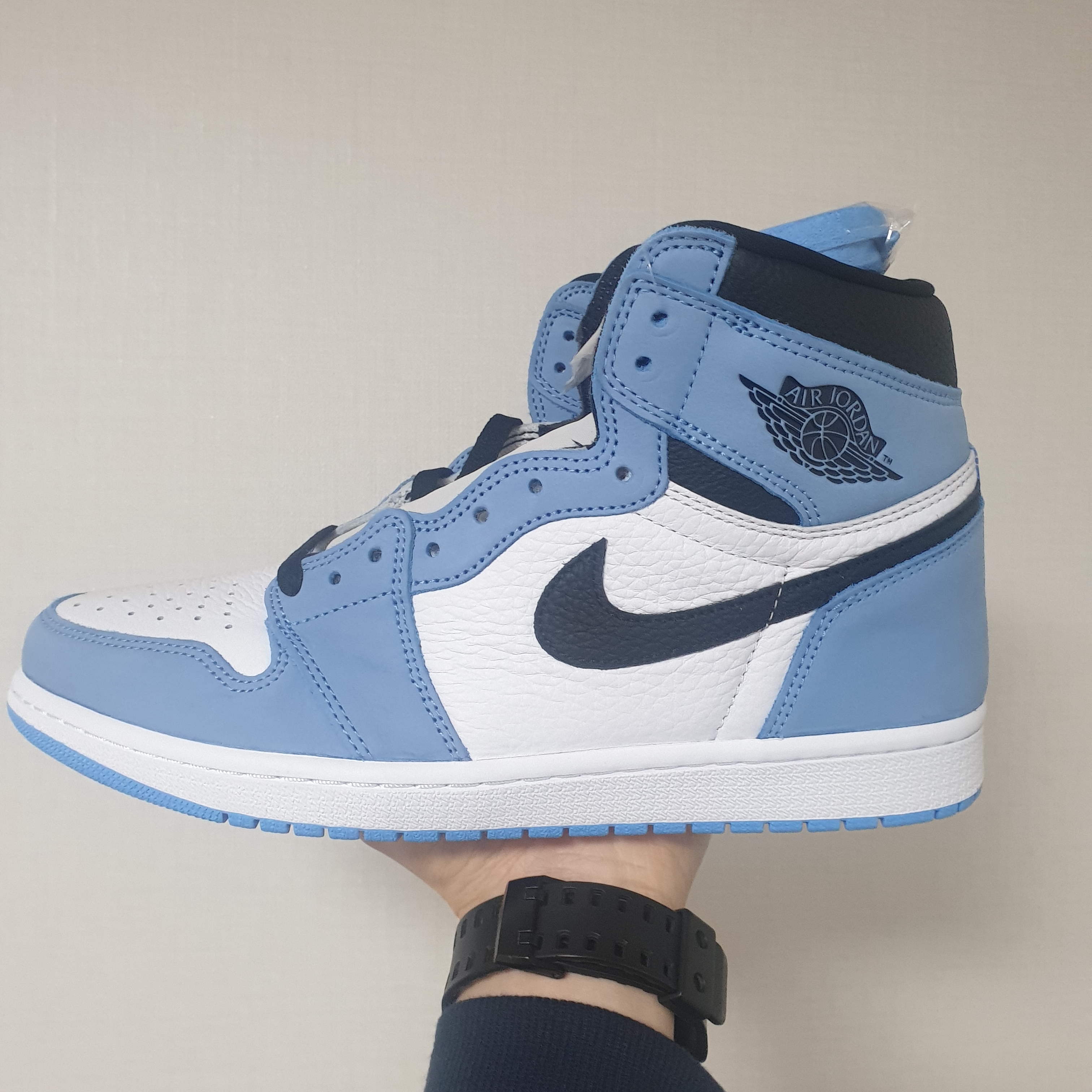 Jordan 1 Retro High OG University Blue 착용 스타일 - 2