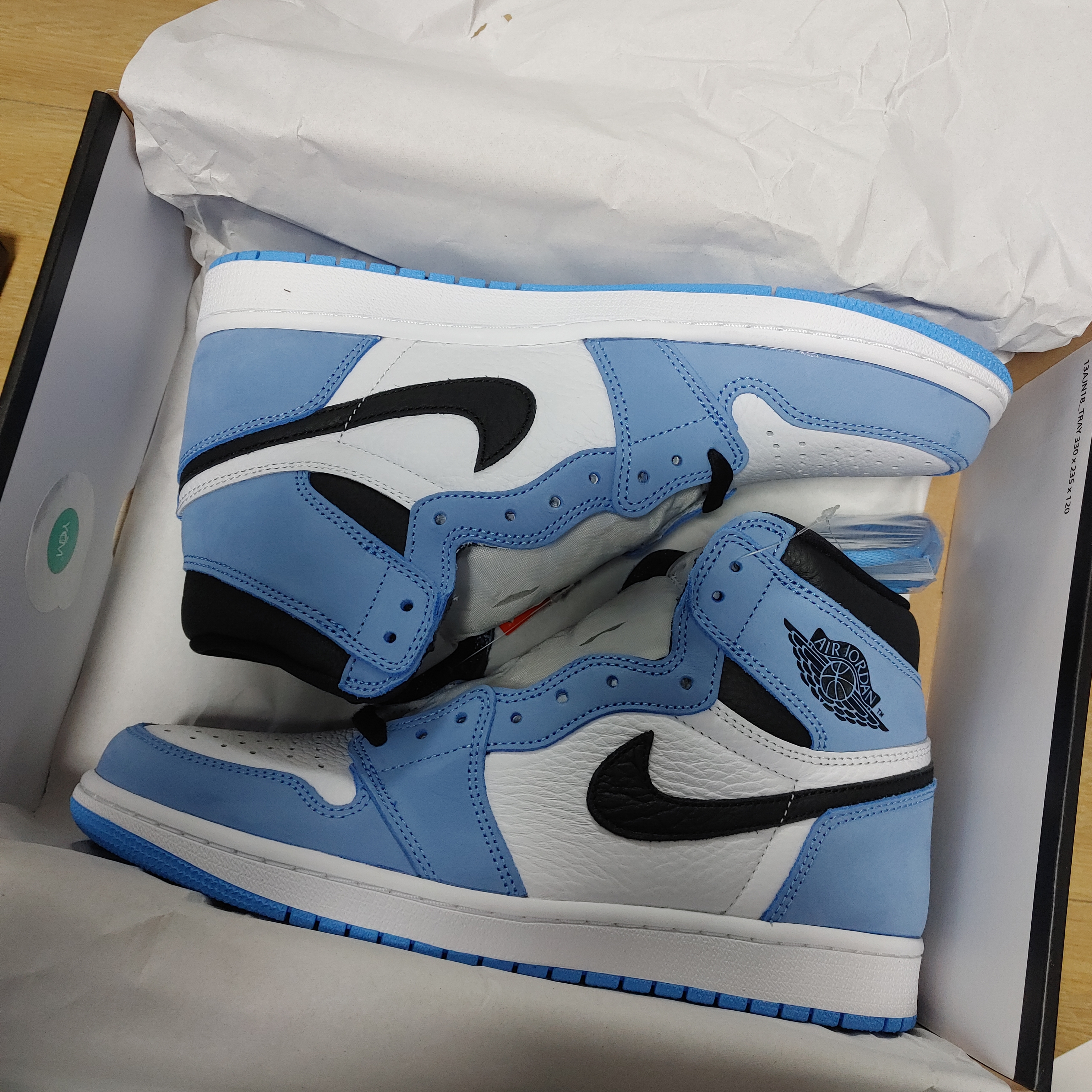 Jordan 1 Retro High OG University Blue 착용 스타일 - 4