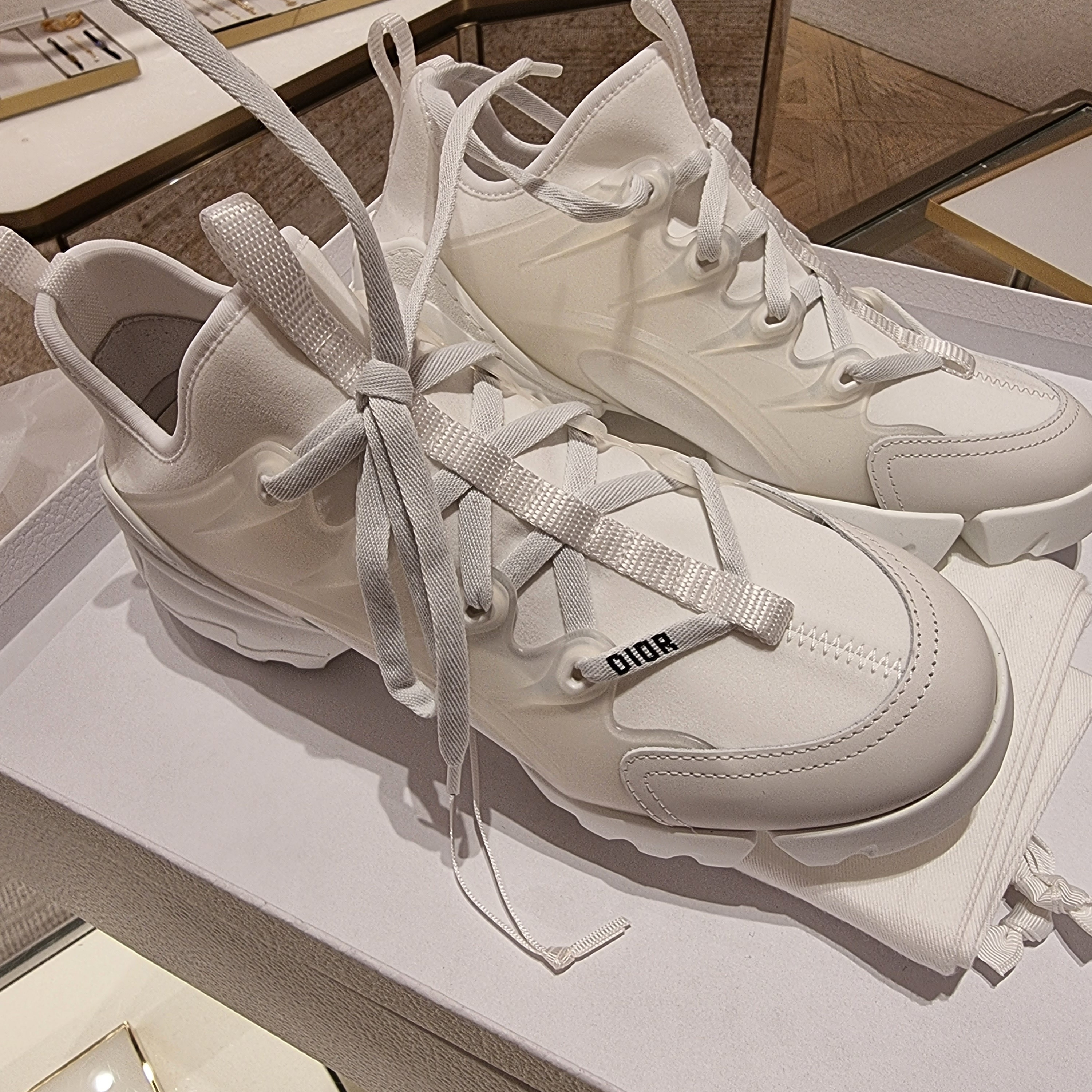 (W) Dior D-Connect Mesh White 착용 스타일 - 1