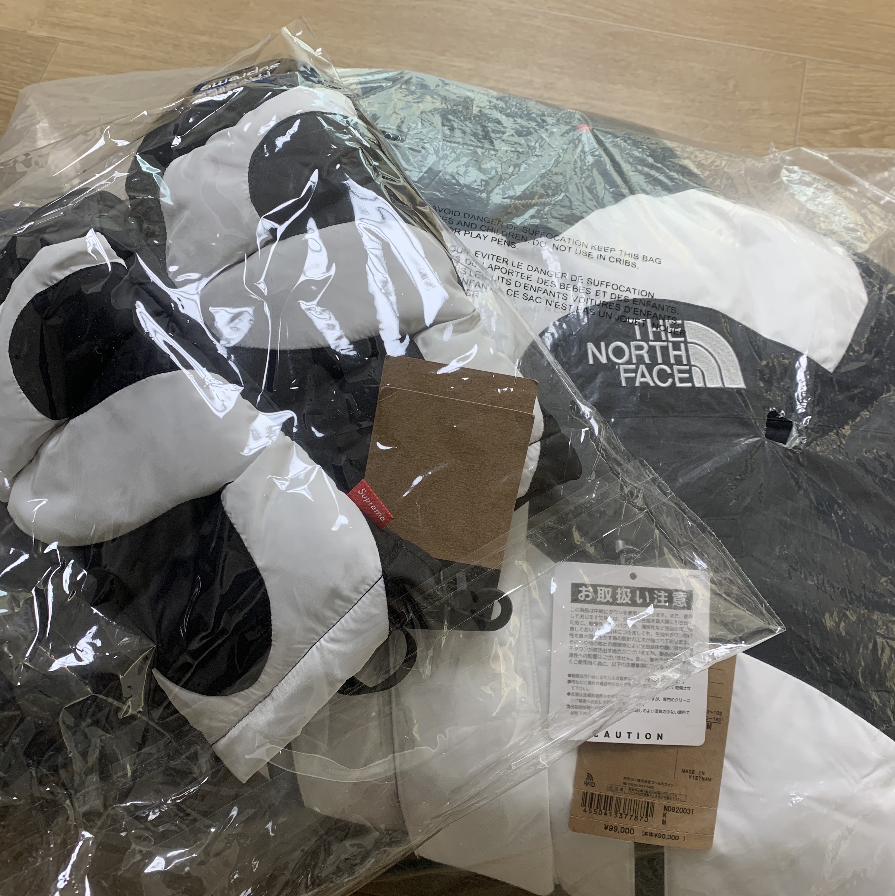 Supreme x The North Face S Logo Summit Series Himalayan Parka Black - 20FW, Supreme x The North Face S Logo Nuptse Mitts Black - 20FW 착용 스타일