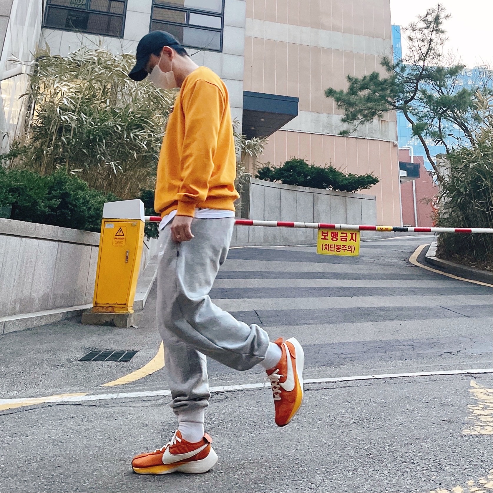 Nike Moon Racer Monarch, IAB Studio Sweatpants Gray - 21SS 착용 스타일 - 2