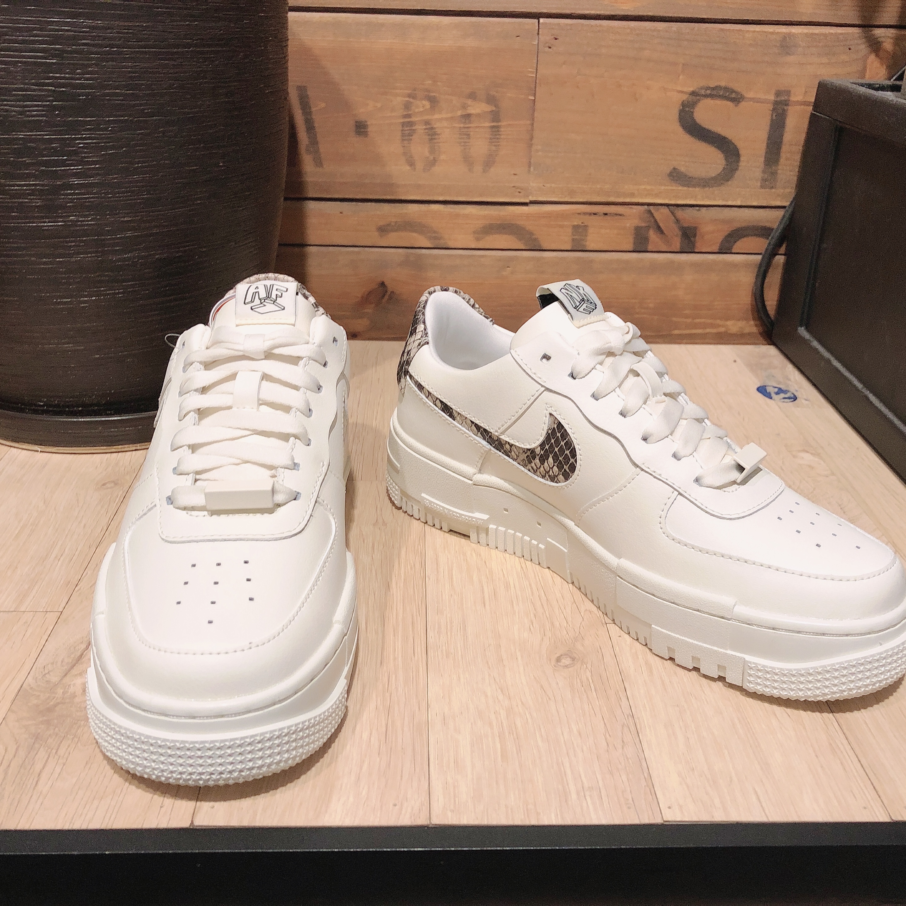 (W) Nike Air Force 1 Pixel SE Sail Snake 착용 스타일 - 3