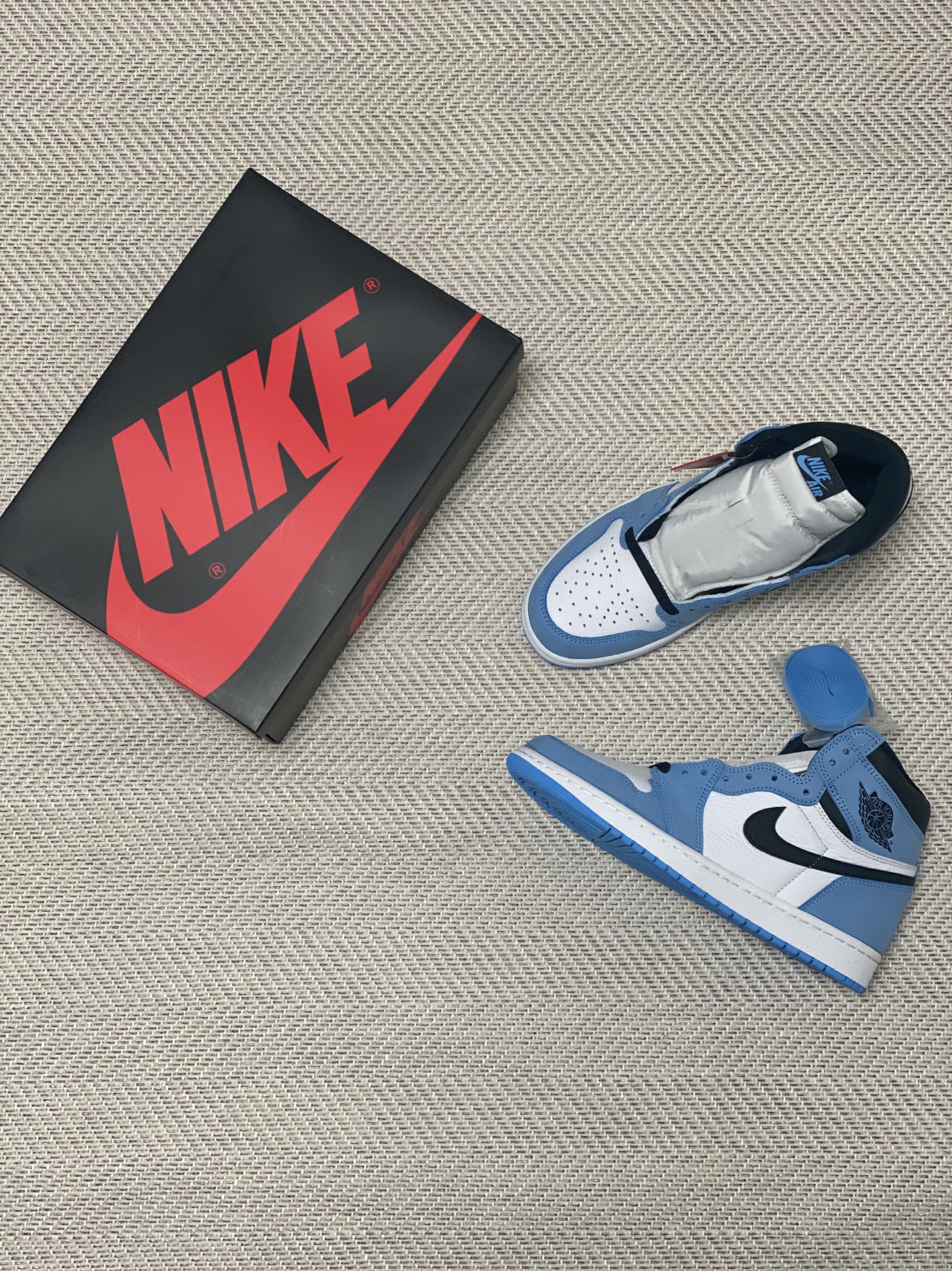 Jordan 1 Retro High OG University Blue 착용 스타일 - 1