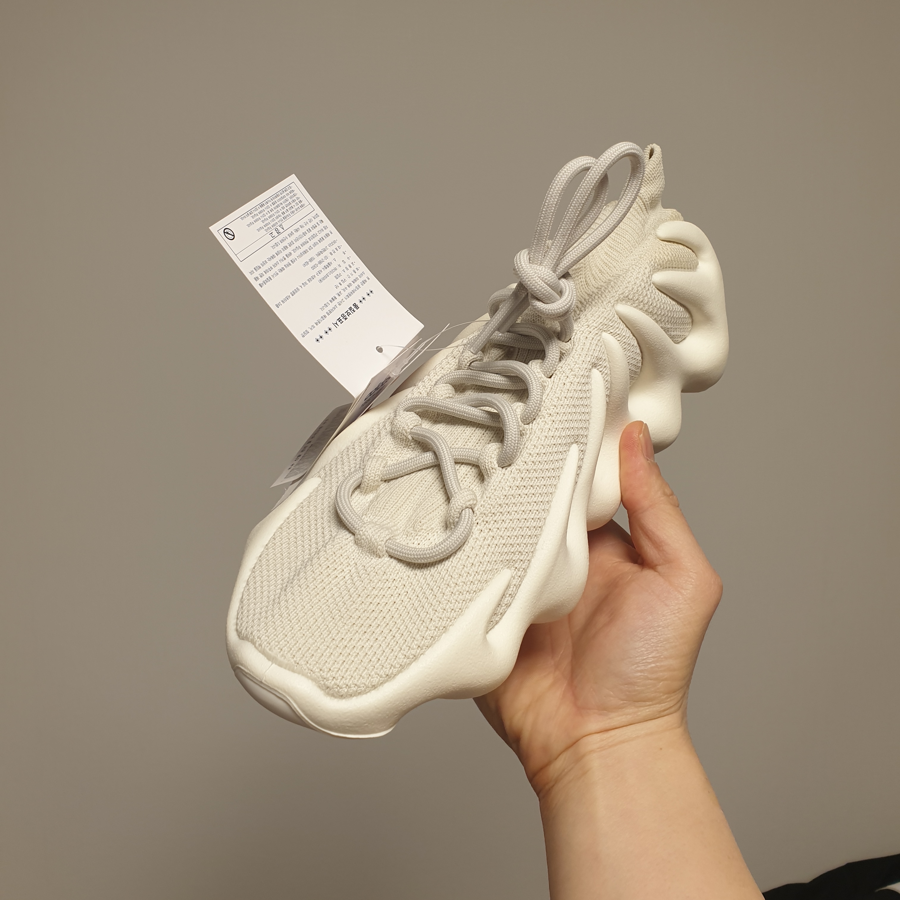 Adidas Yeezy 450 Cloud White 착용 스타일 - 1