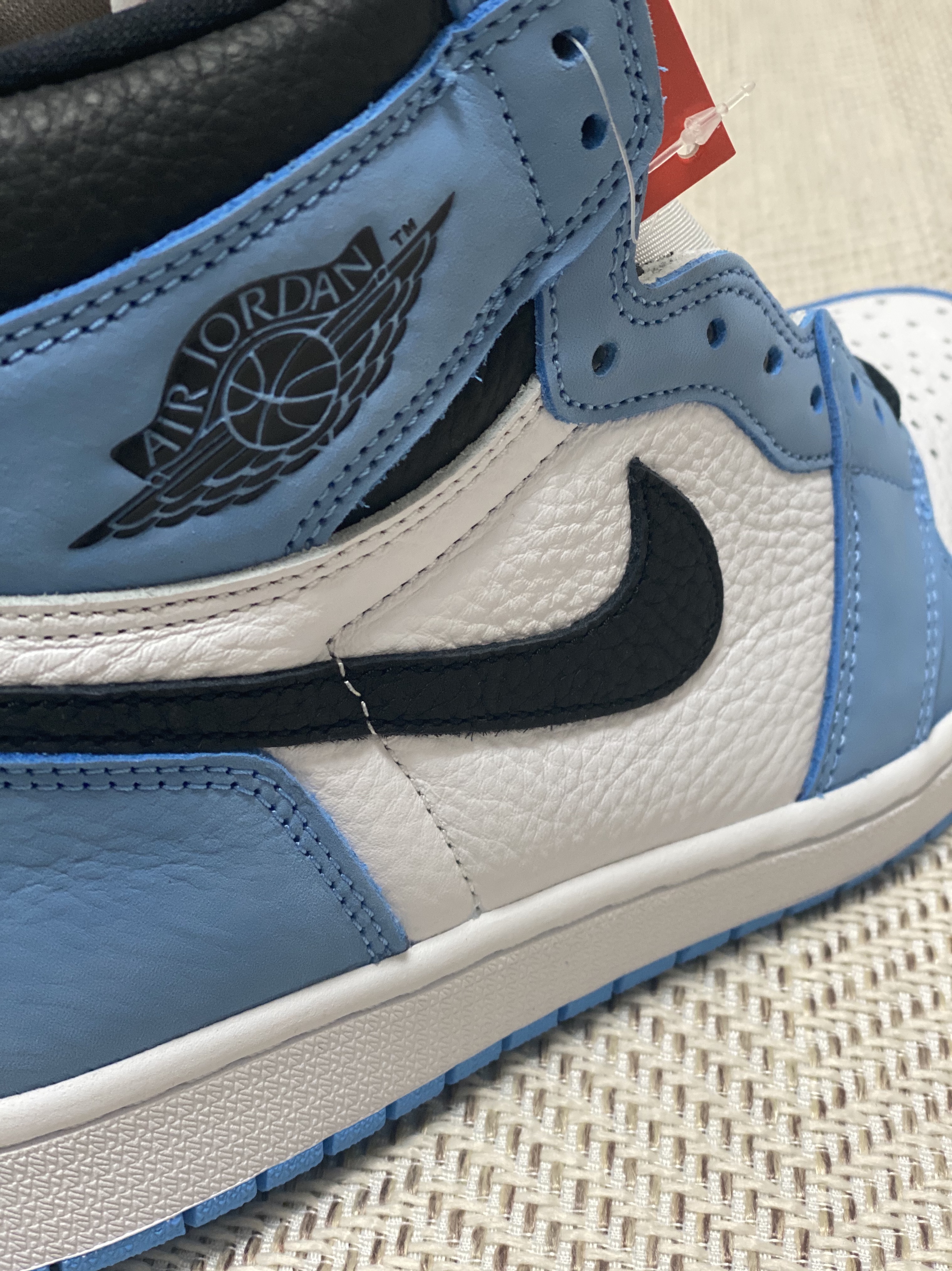 Jordan 1 Retro High OG University Blue 착용 스타일 - 3