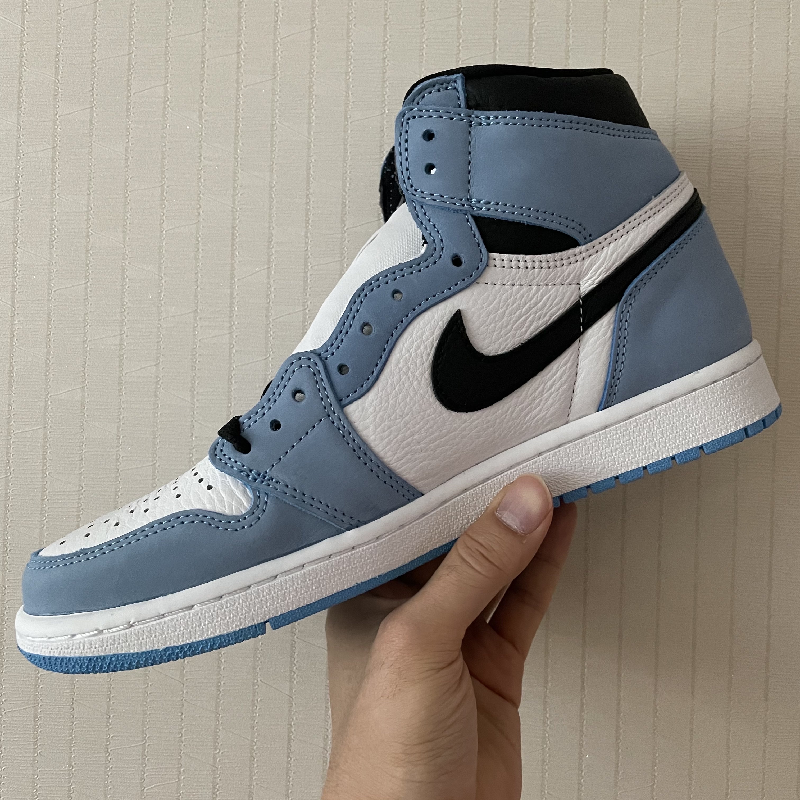 Jordan 1 Retro High OG University Blue 착용 스타일