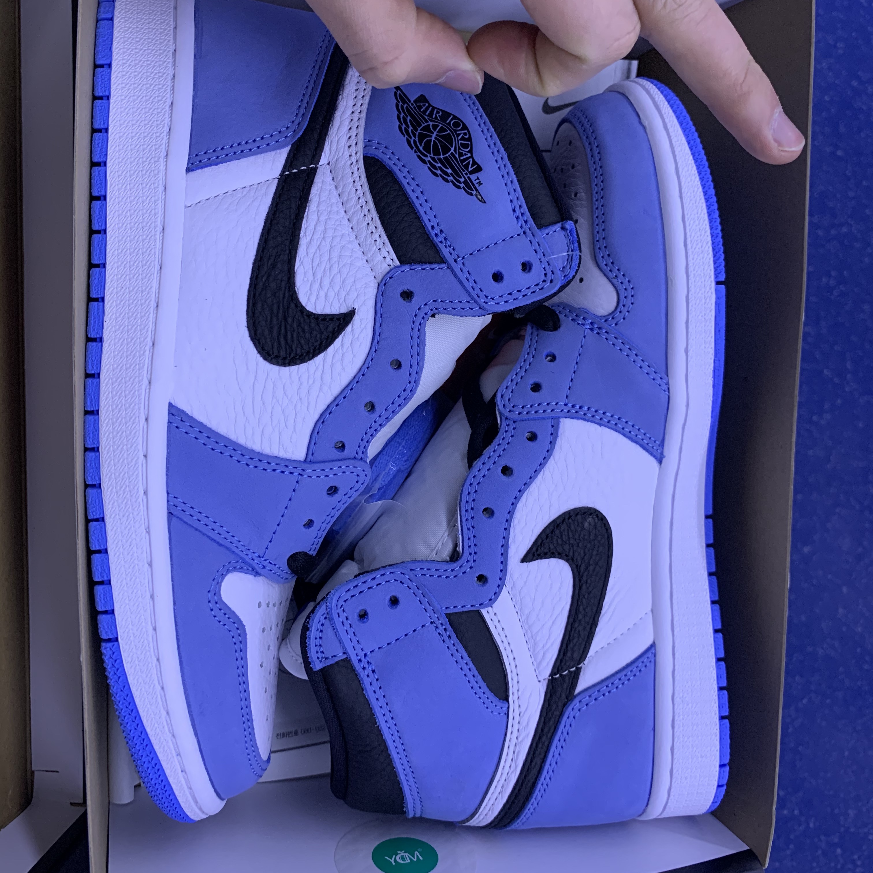 Jordan 1 Retro High OG University Blue 착용 스타일 - 3