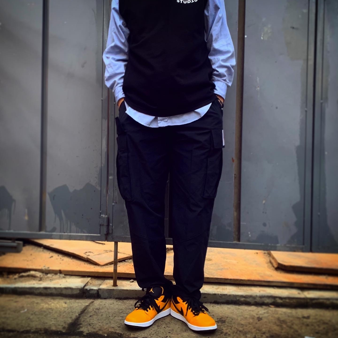 Jordan 1 Low University Gold Black 착용 스타일 - 3