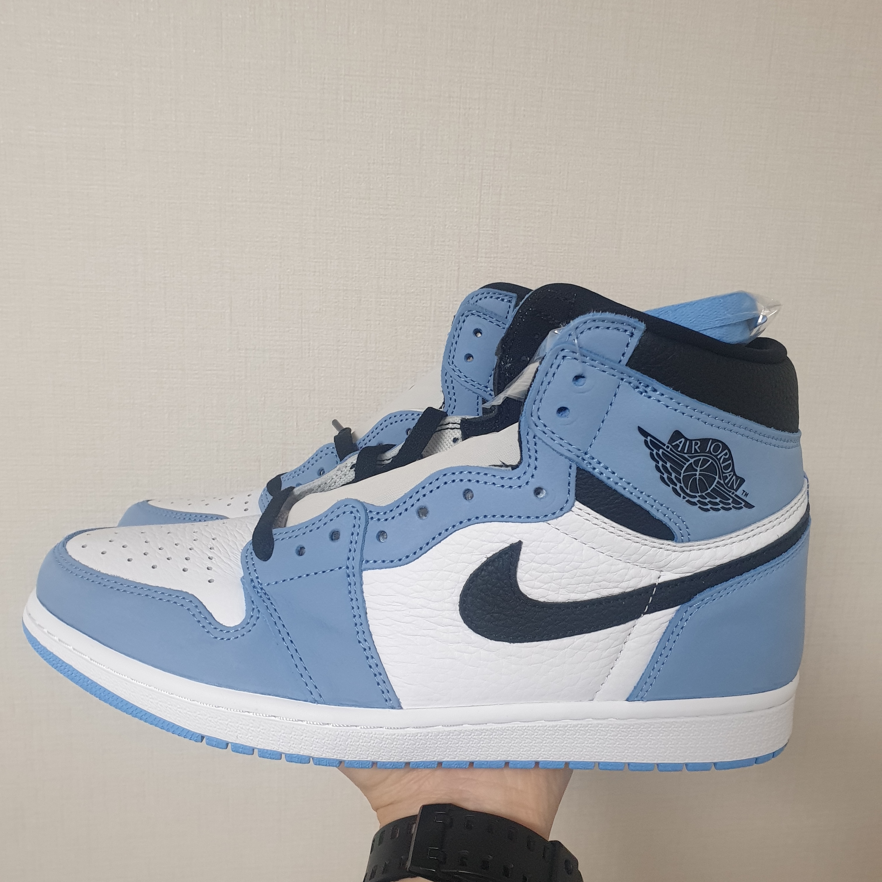 Jordan 1 Retro High OG University Blue 착용 스타일 - 1