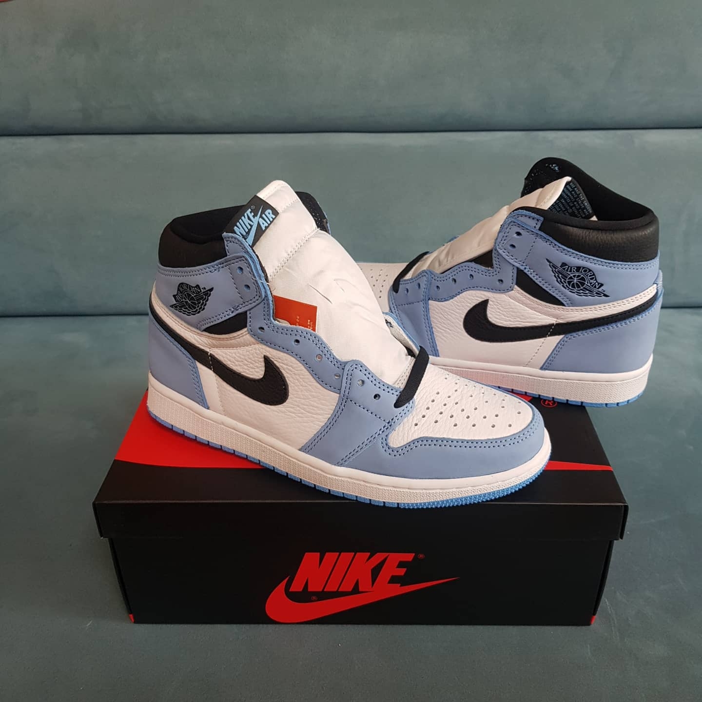 Jordan 1 Retro High OG University Blue 착용 스타일 - 2