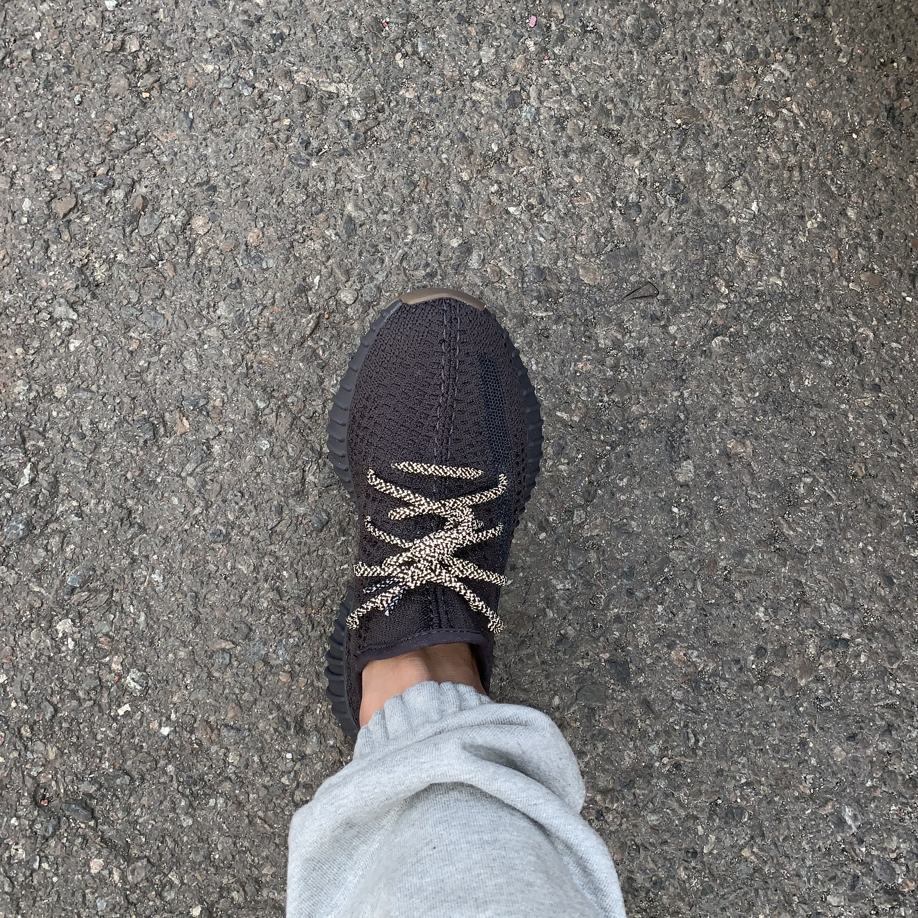 Adidas Yeezy Boost 350 V2 Cinder 착용 스타일 - 2
