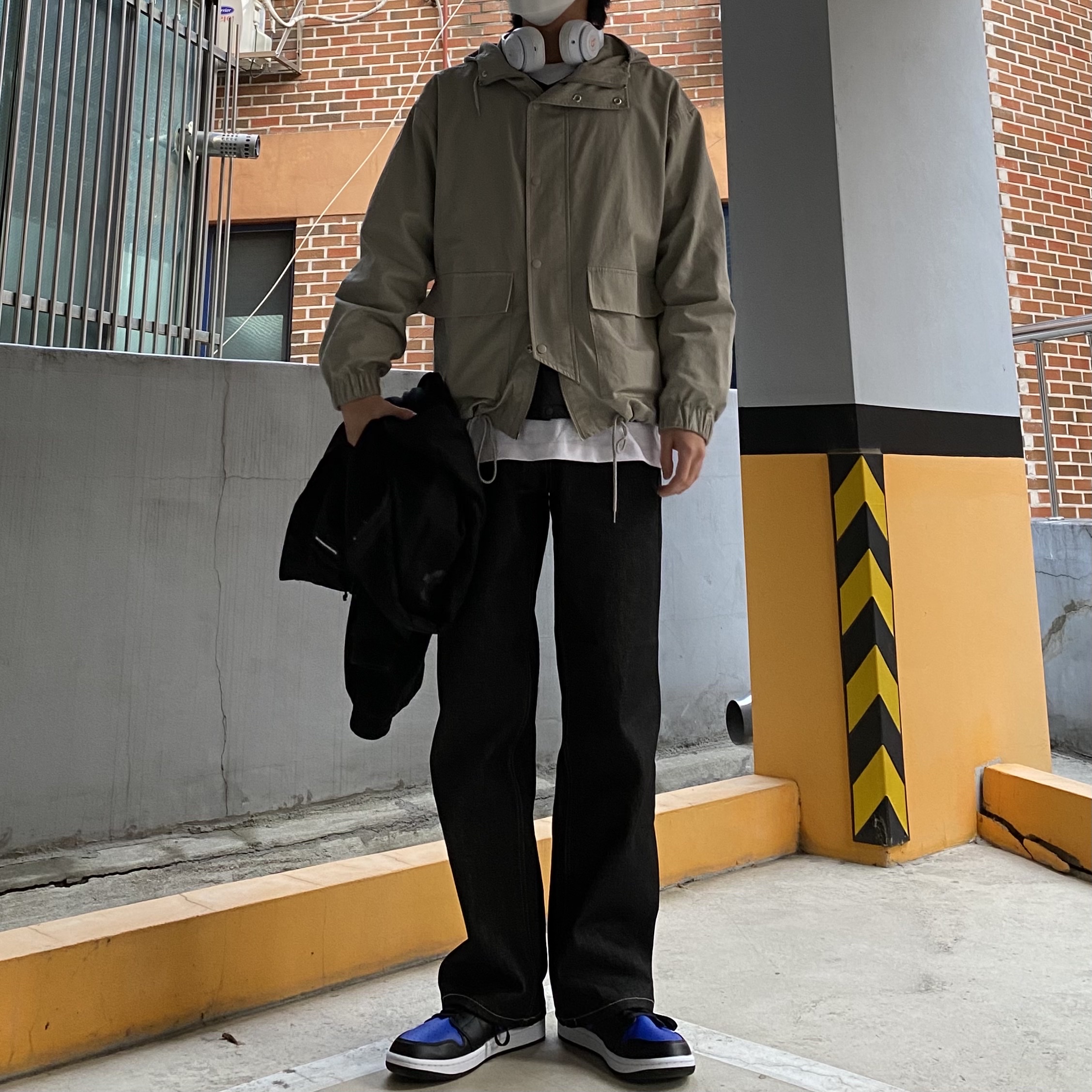 Jordan 1 Mid Black Hyper Royal 착용 스타일