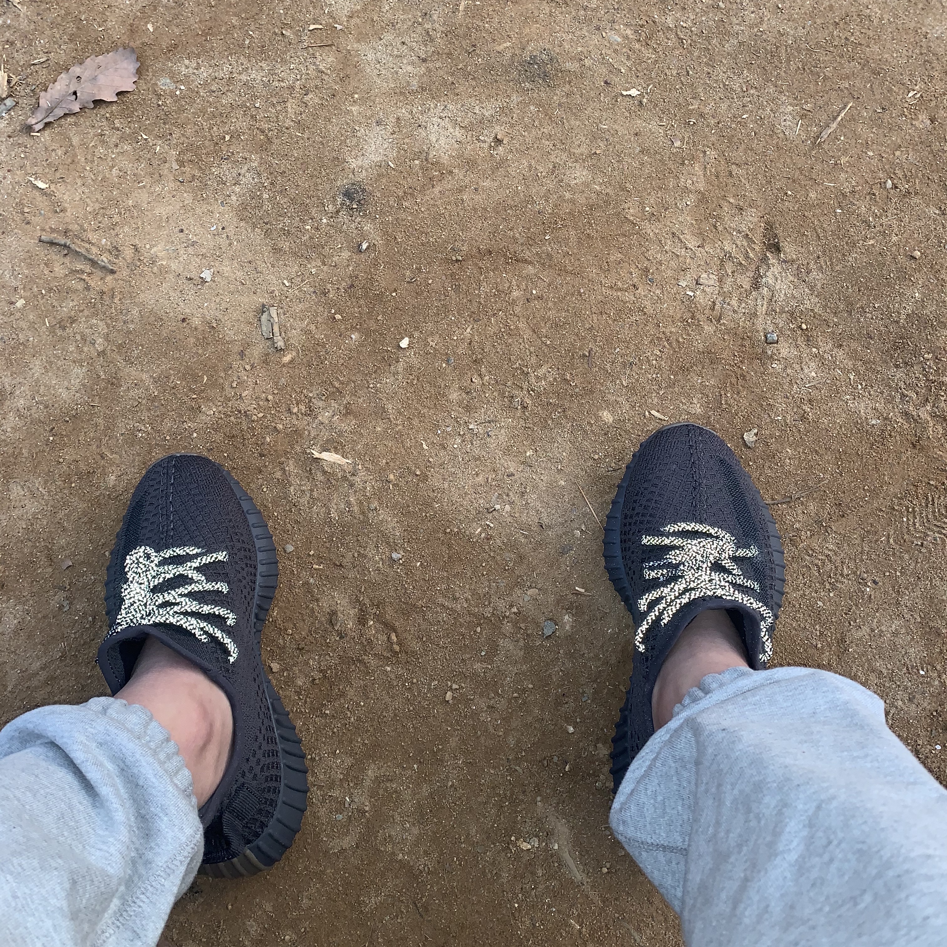 Adidas Yeezy Boost 350 V2 Cinder 착용 스타일 - 1