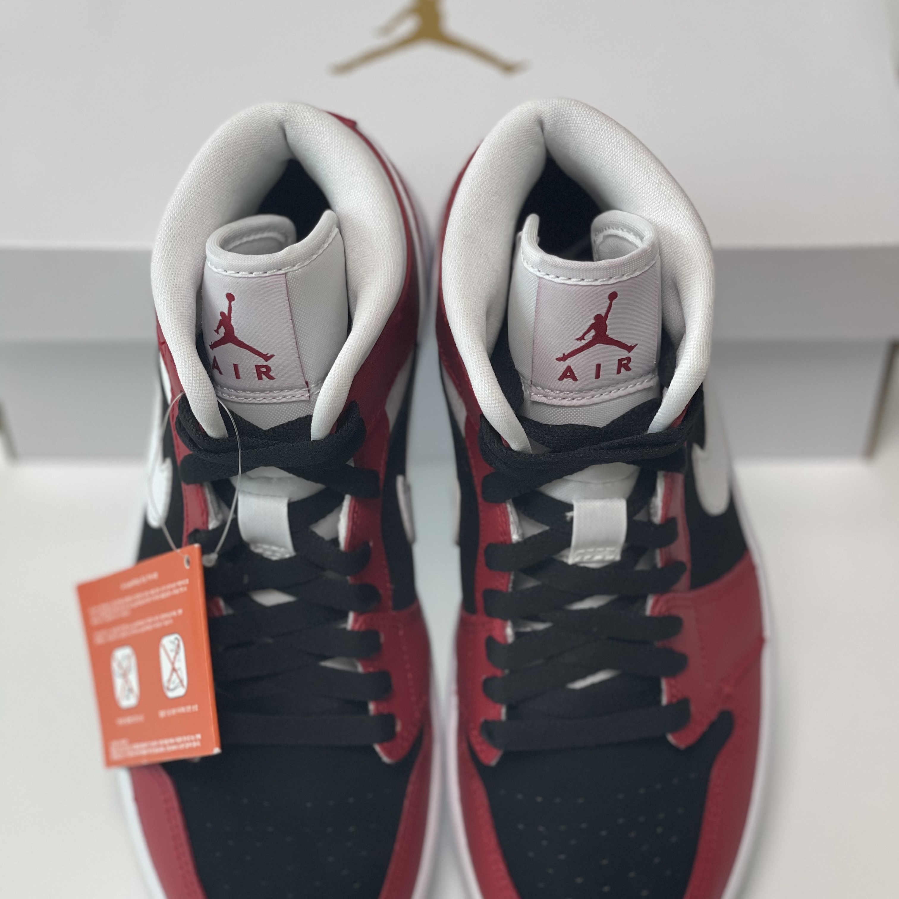 (W) Jordan 1 Mid Gym Red Black 착용 스타일 - 1