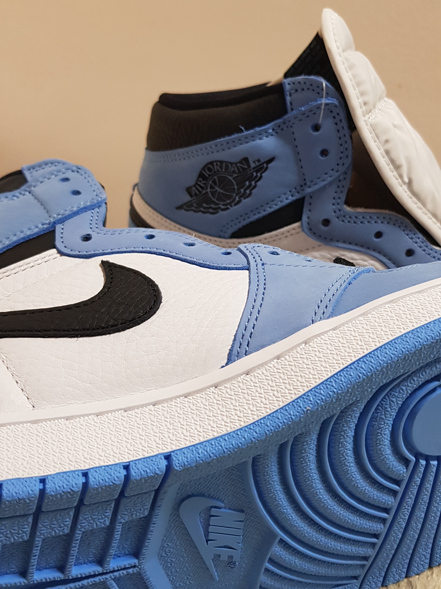 Jordan 1 Retro High OG University Blue 착용 스타일 - 2