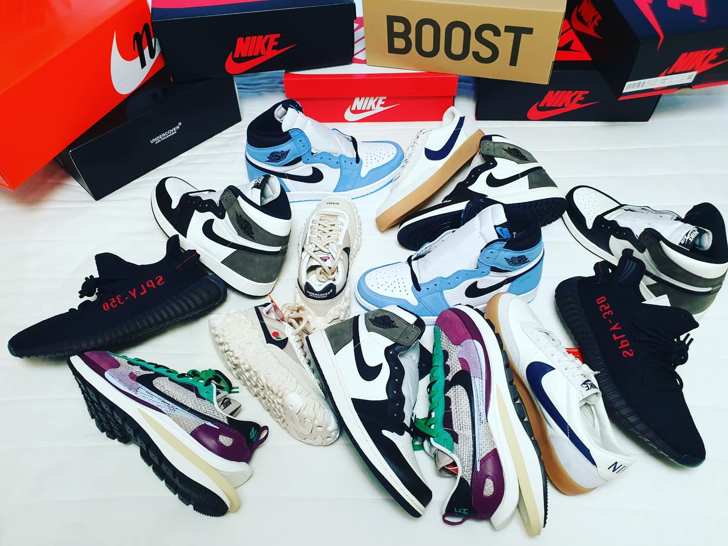 Adidas Yeezy Boost 350 V2 Black Red 2020, Nike x Sacai VaporWaffle String & Black Villain Red 착용 스타일 - 1
