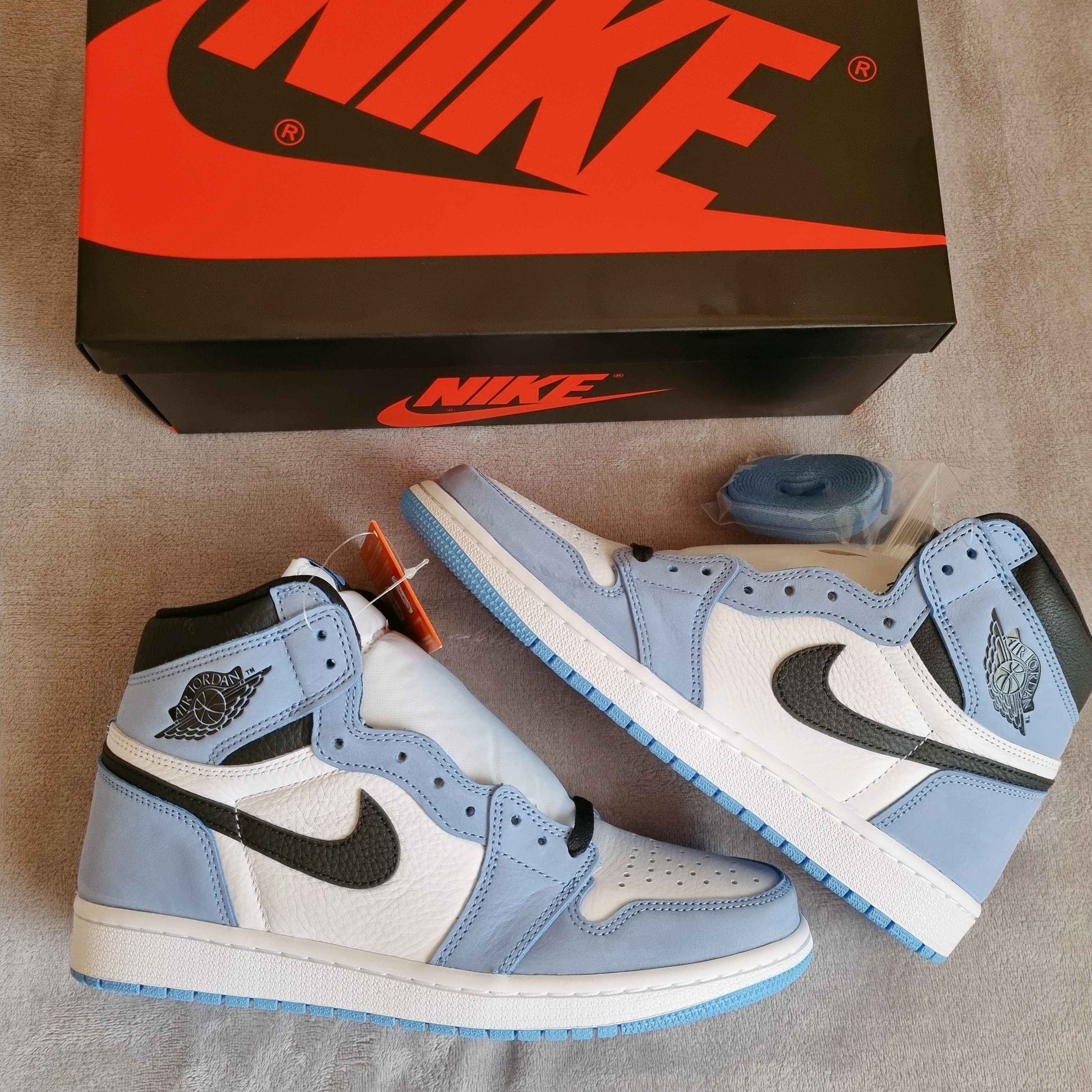Jordan 1 Retro High OG University Blue 착용 스타일