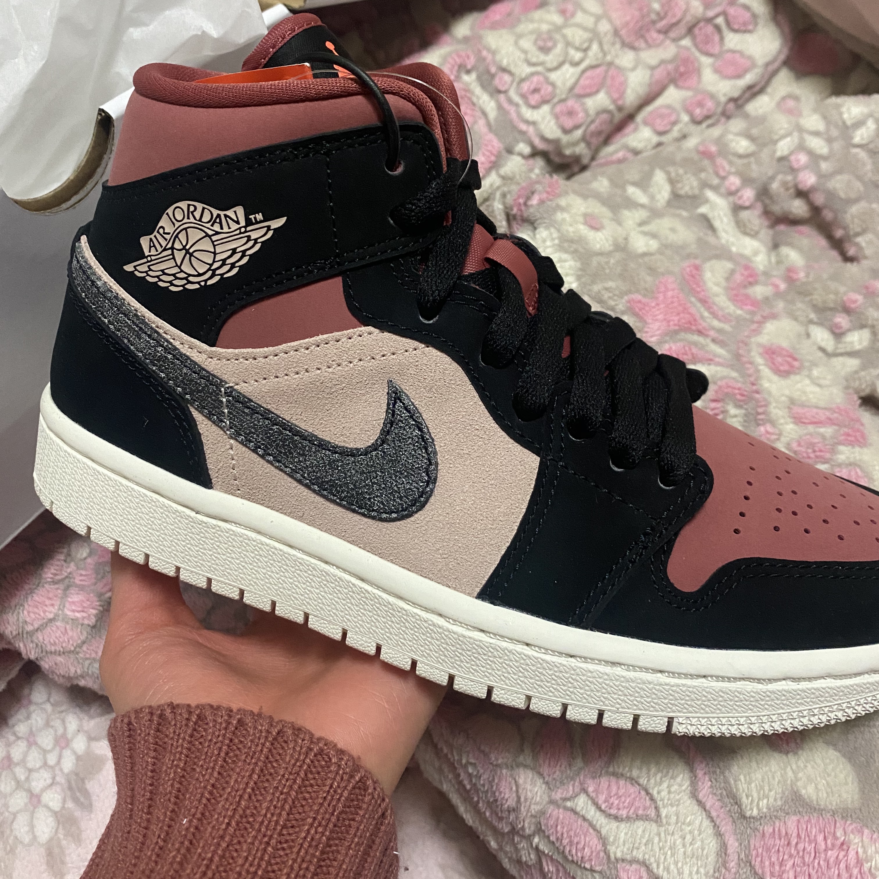 (W) Jordan 1 Mid Burgundy Dusty Pink 착용 스타일 - 1