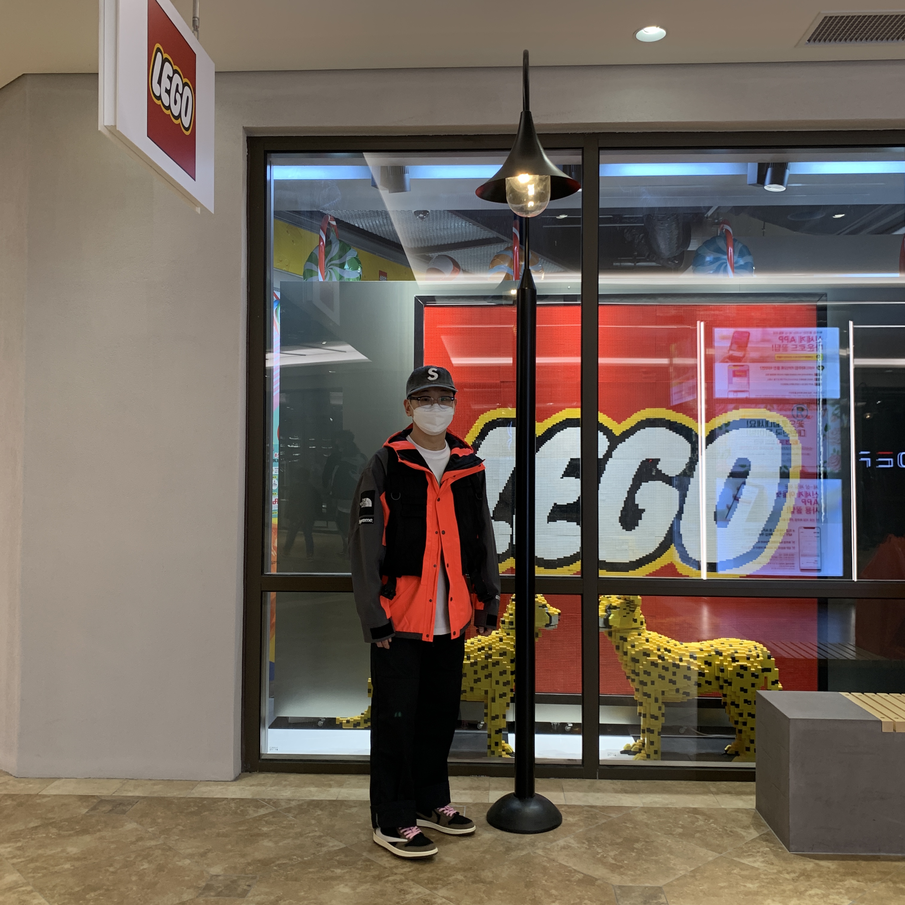 Jordan 1 x Travis Scott Retro Low OG SP Mocha, Supreme x The North Face RTG Jacket + Vest Red - 20SS 착용 스타일