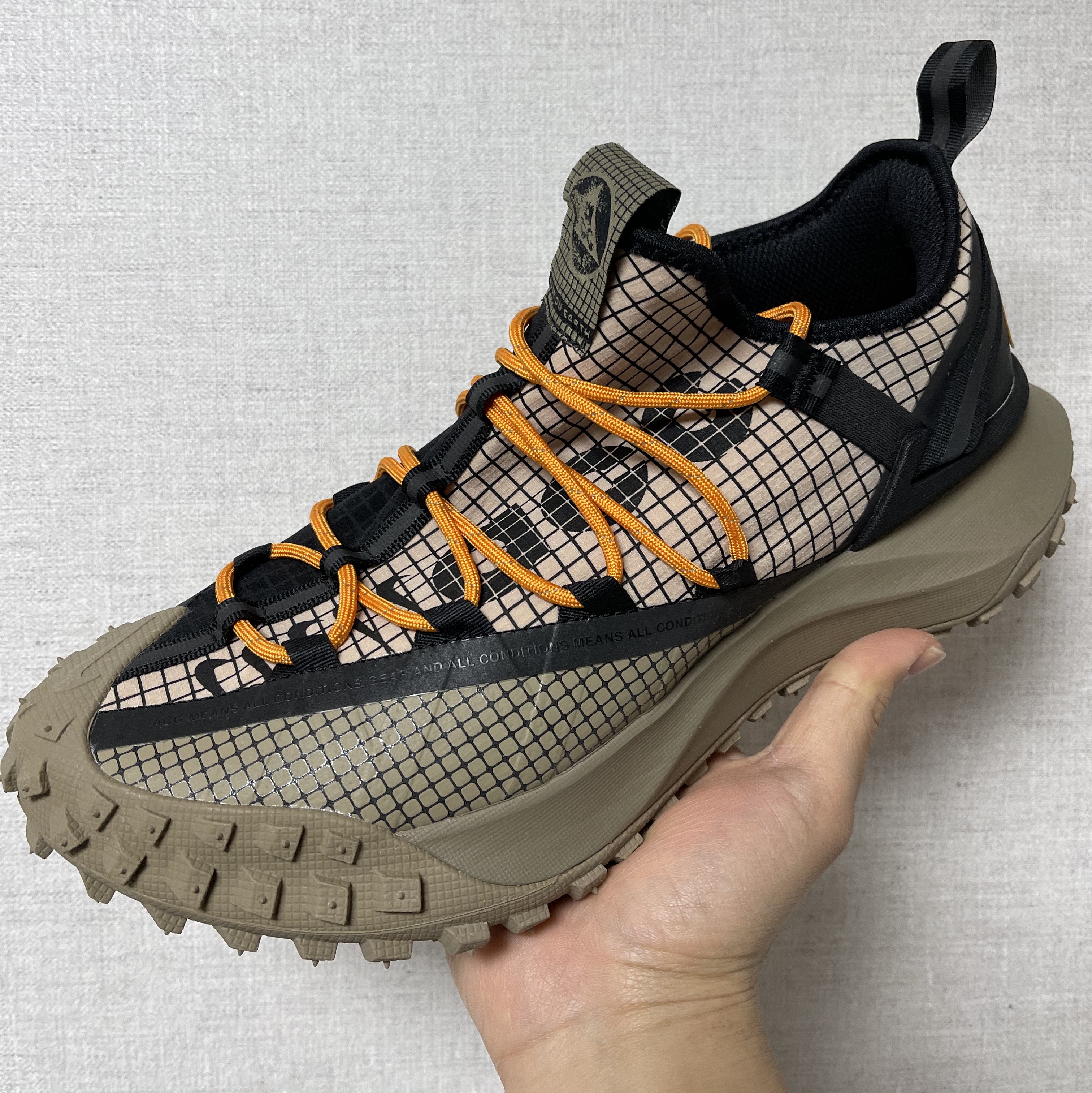 Nike ACG Mountain Fly Low Fossil Stone 착용 스타일