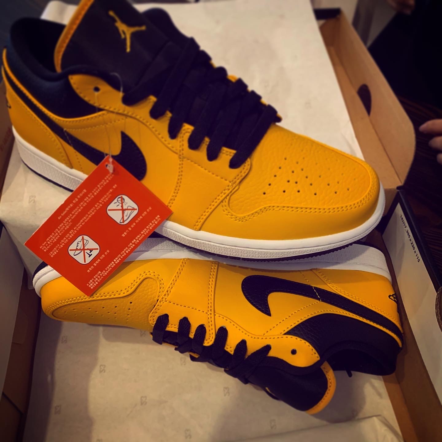 Jordan 1 Low University Gold Black 착용 스타일 - 1