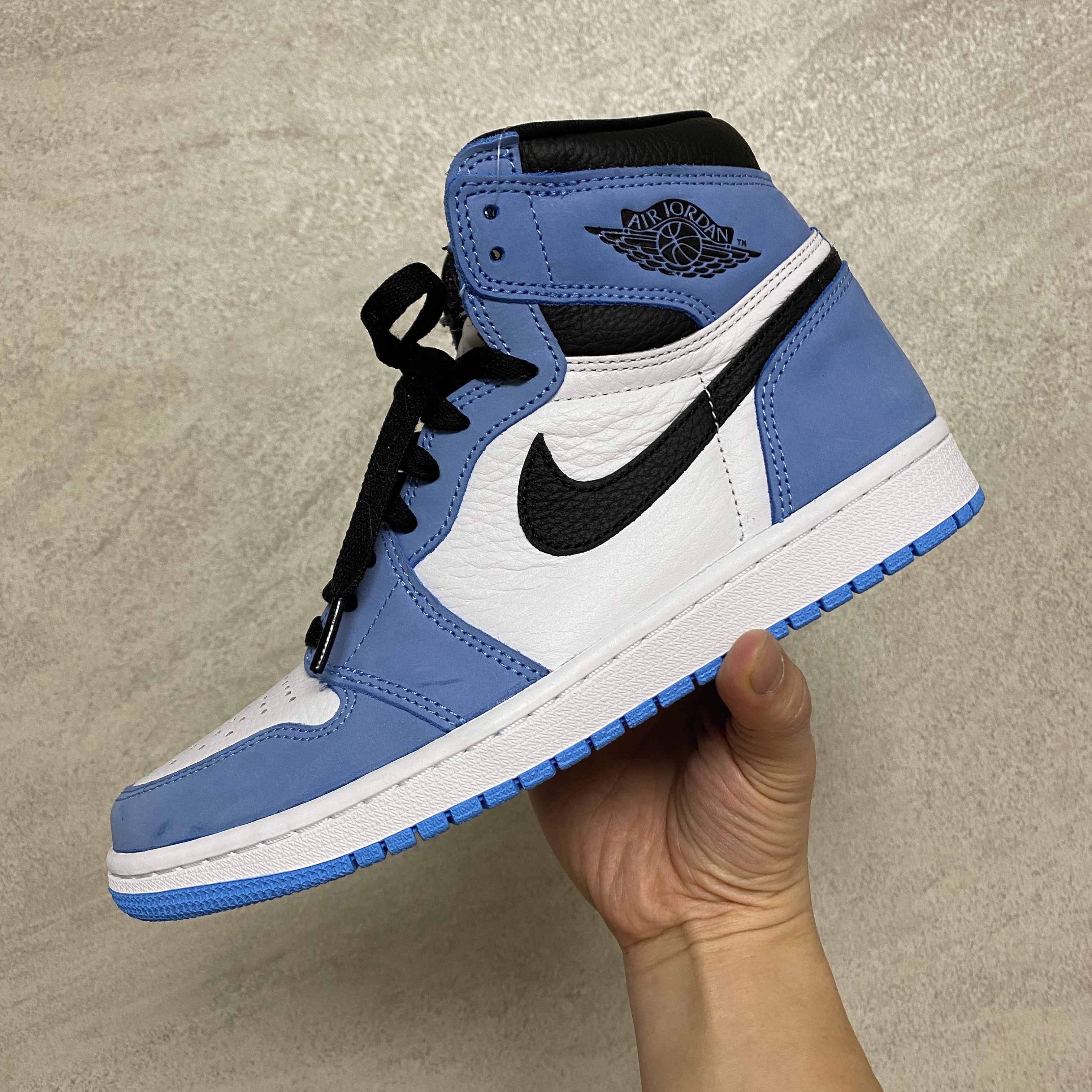 Jordan 1 Retro High OG University Blue 착용 스타일 - 2