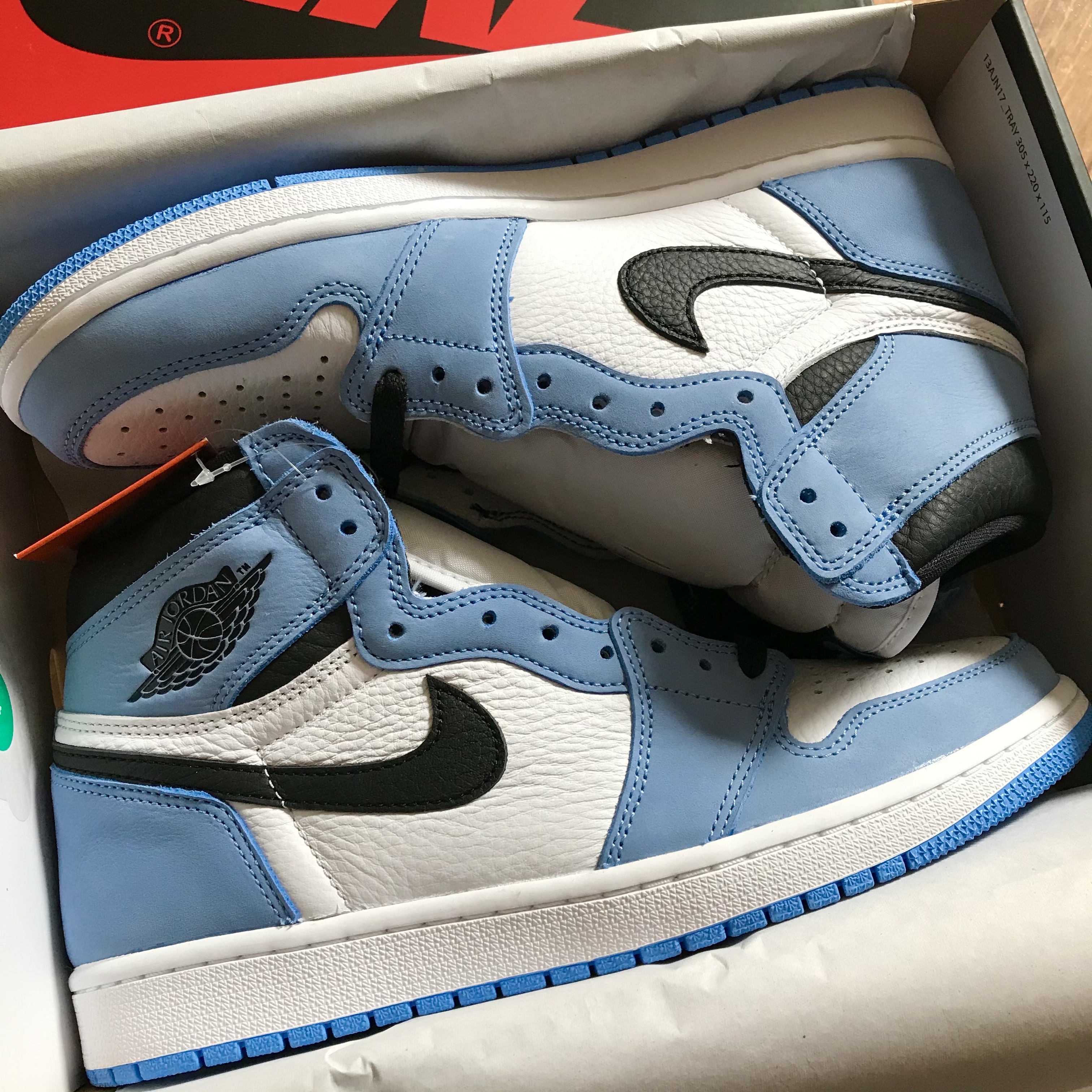 Jordan 1 Retro High OG University Blue 착용 스타일 - 2