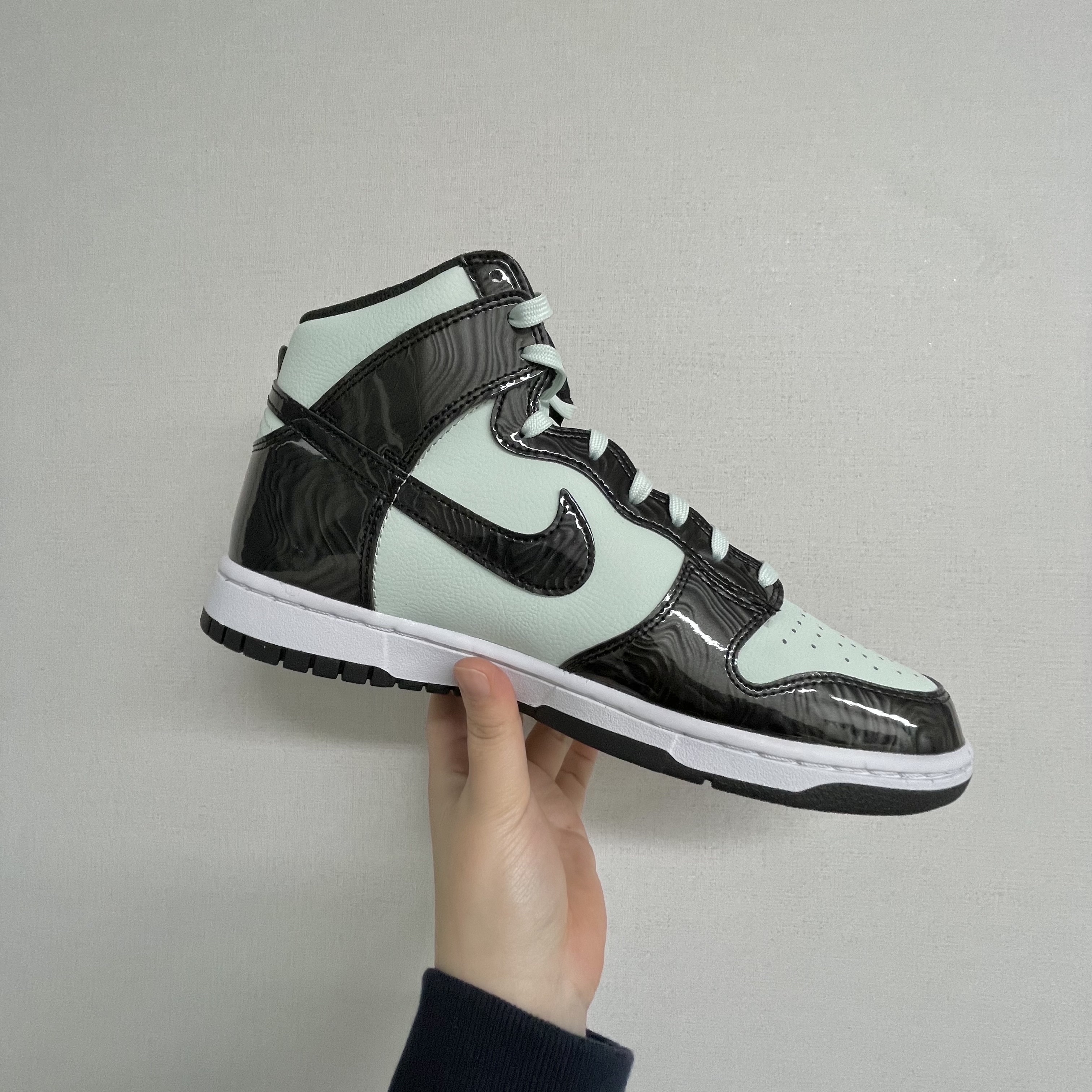 Nike Dunk High Barely Green 착용 스타일 - 1