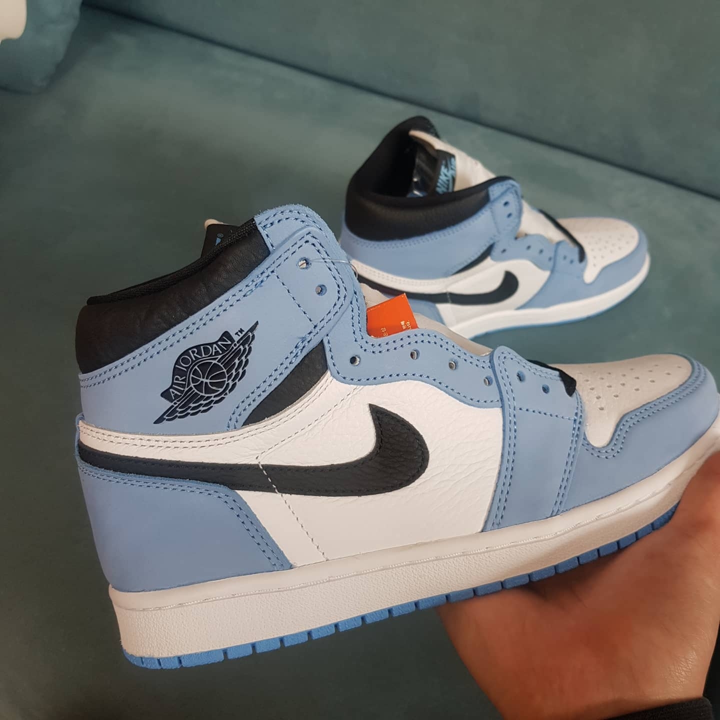 Jordan 1 Retro High OG University Blue 착용 스타일 - 3