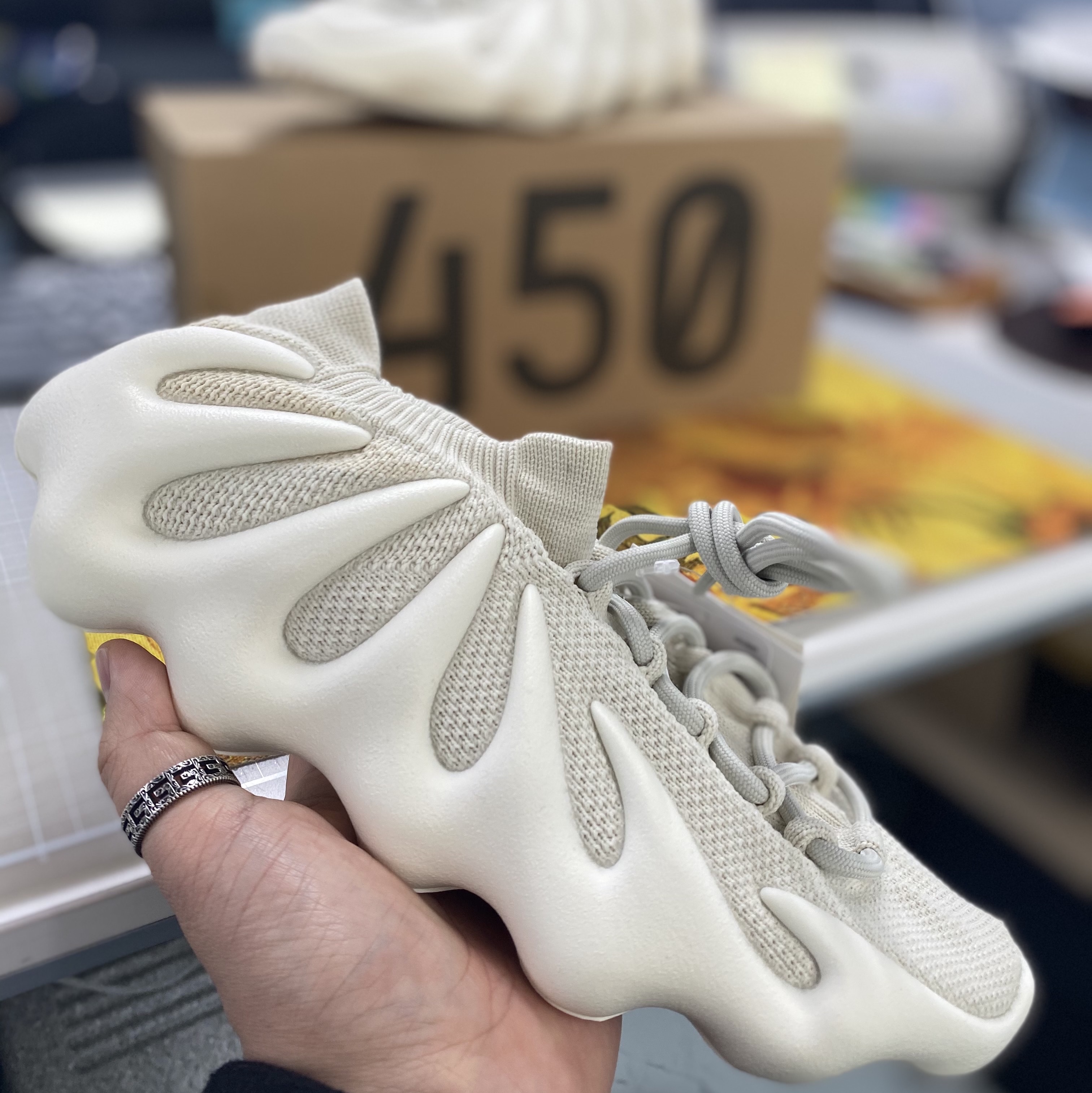 Adidas Yeezy 450 Cloud White 착용 스타일 - 2