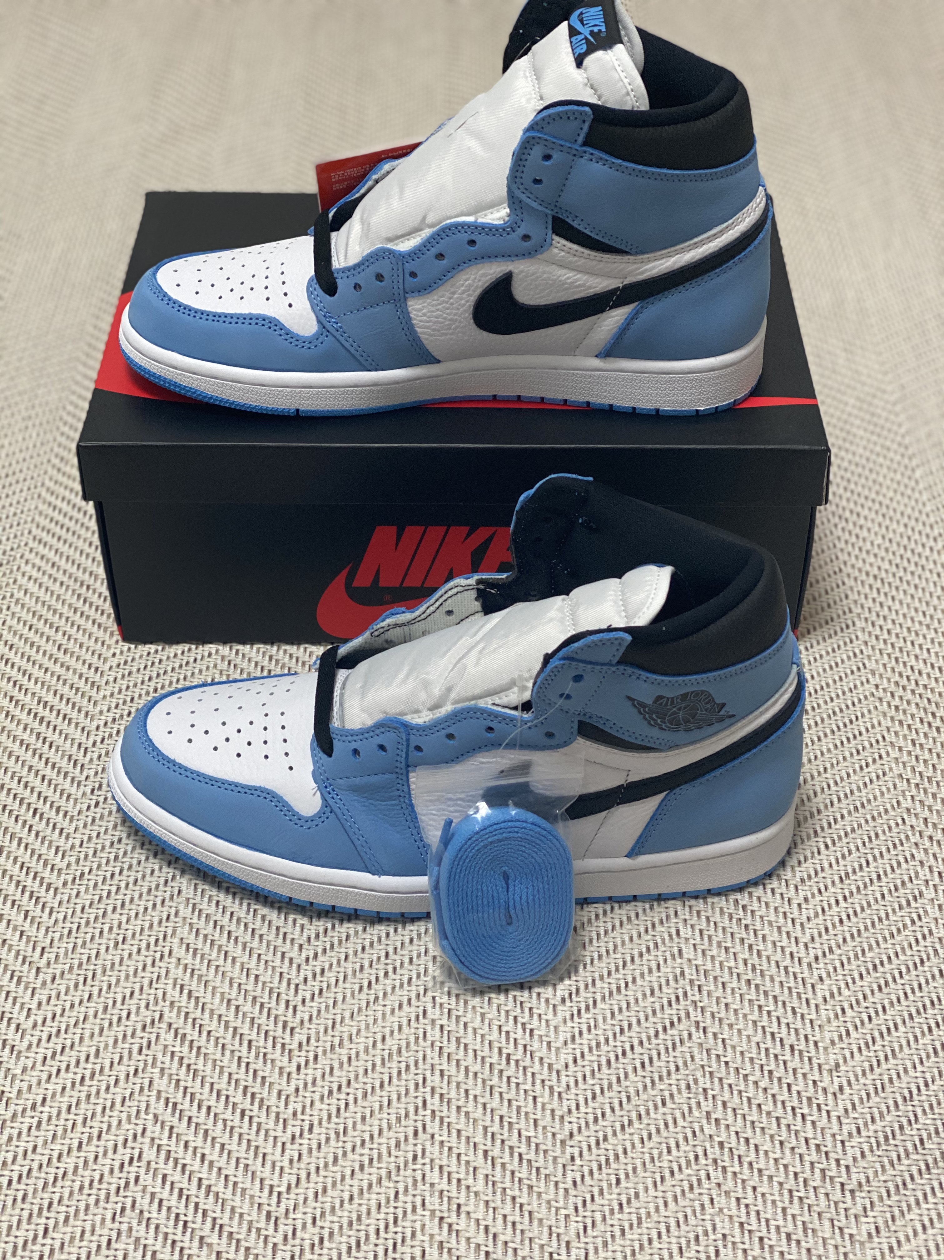 Jordan 1 Retro High OG University Blue 착용 스타일 - 2