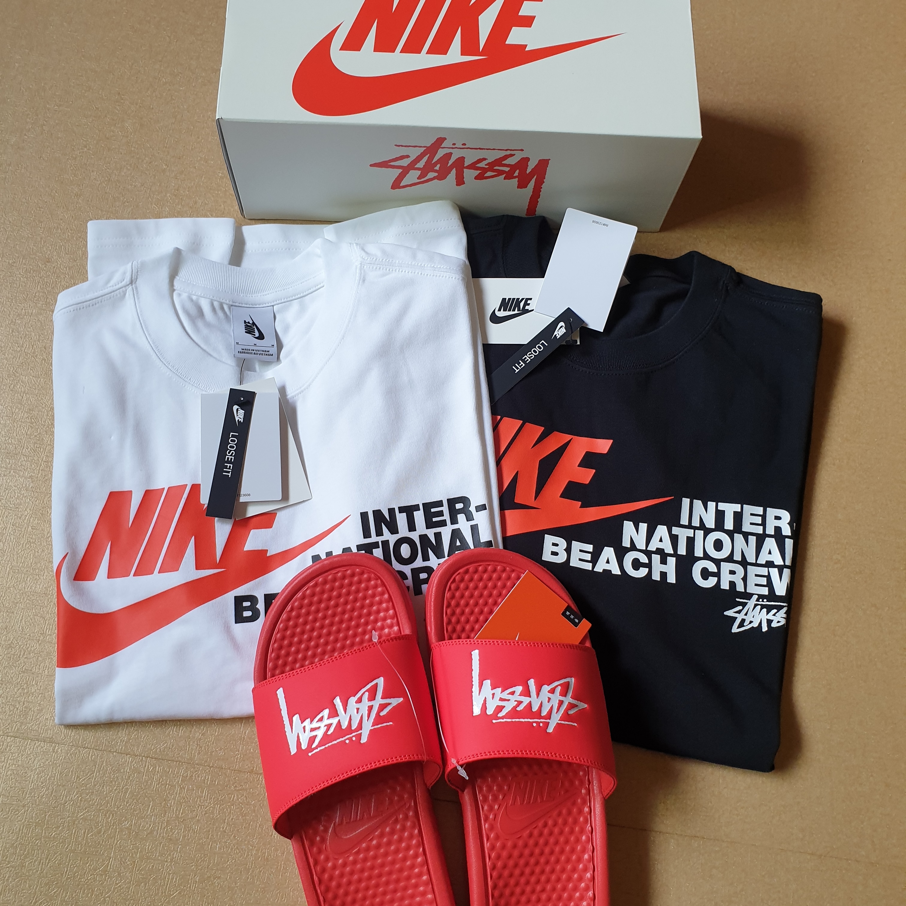 Nike x Stussy Benassi Slide Habanero Red, Nike x Stussy International Beach Crew T-Shirt Black - Asia 착용 스타일