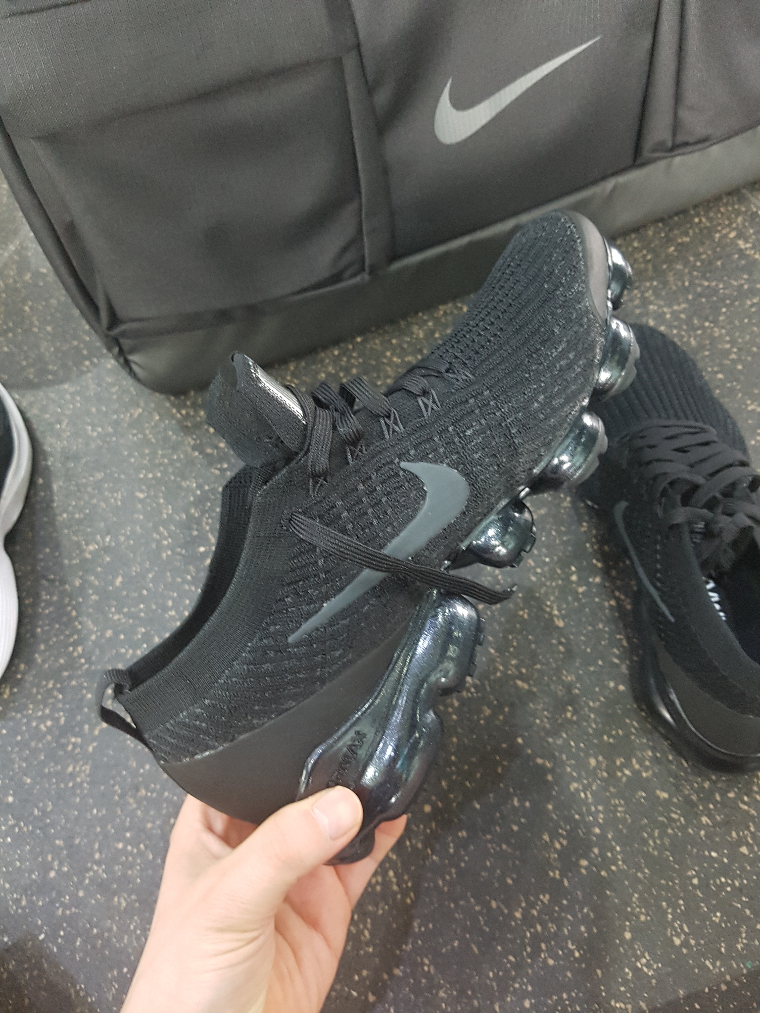 Nike Air VaporMax Flyknit 3.0 Triple Black 착용 스타일 - 2